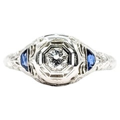 Anillo de filigrana con diamantes y zafiros en oro blanco de 18k