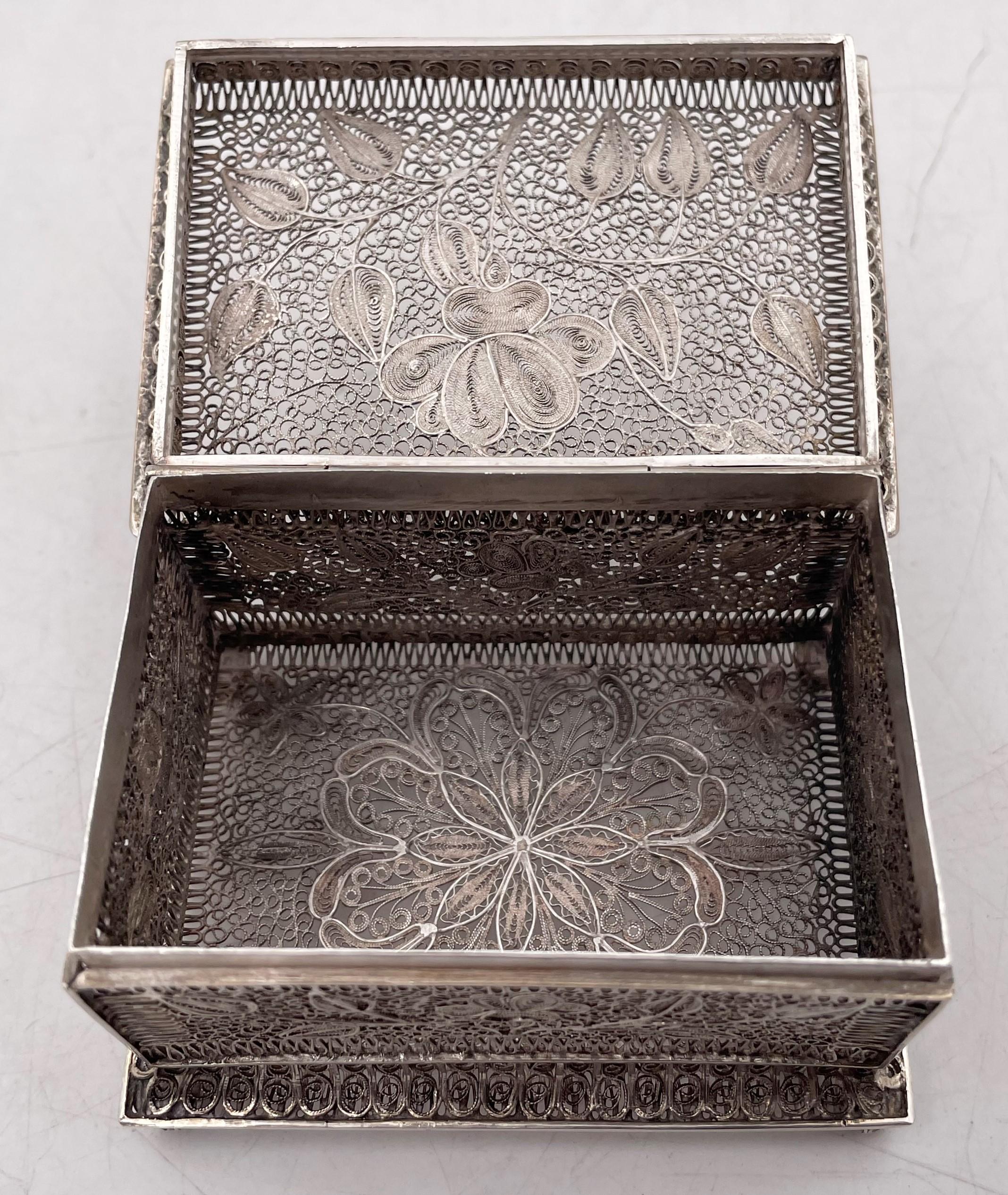 Asiatique Boîte en argent filigrané du début du 20e siècle avec motifs floraux en vente