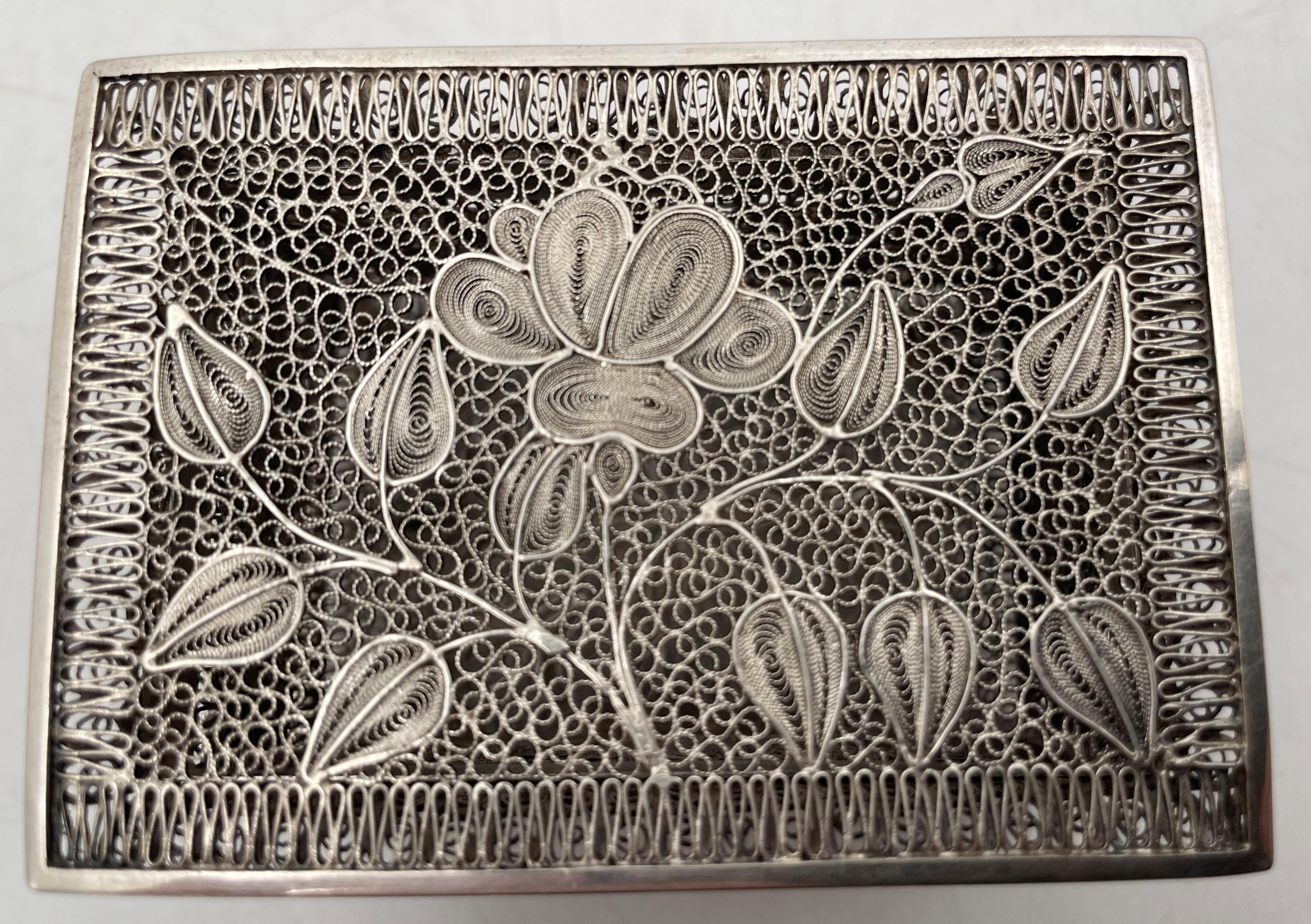 Boîte en argent filigrané du début du 20e siècle avec motifs floraux Bon état - En vente à New York, NY