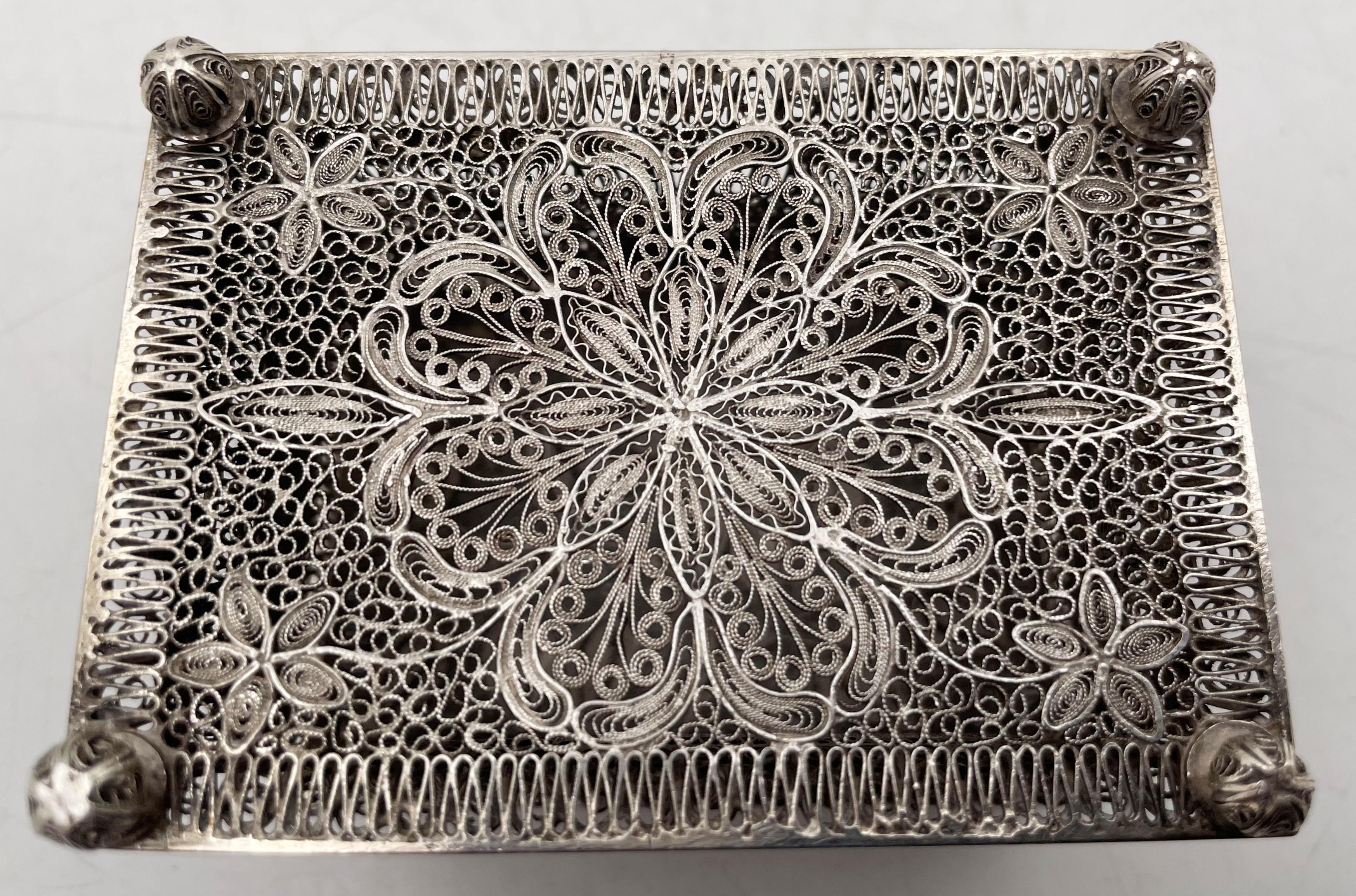 Boîte en argent filigrané du début du 20e siècle avec motifs floraux en vente 1