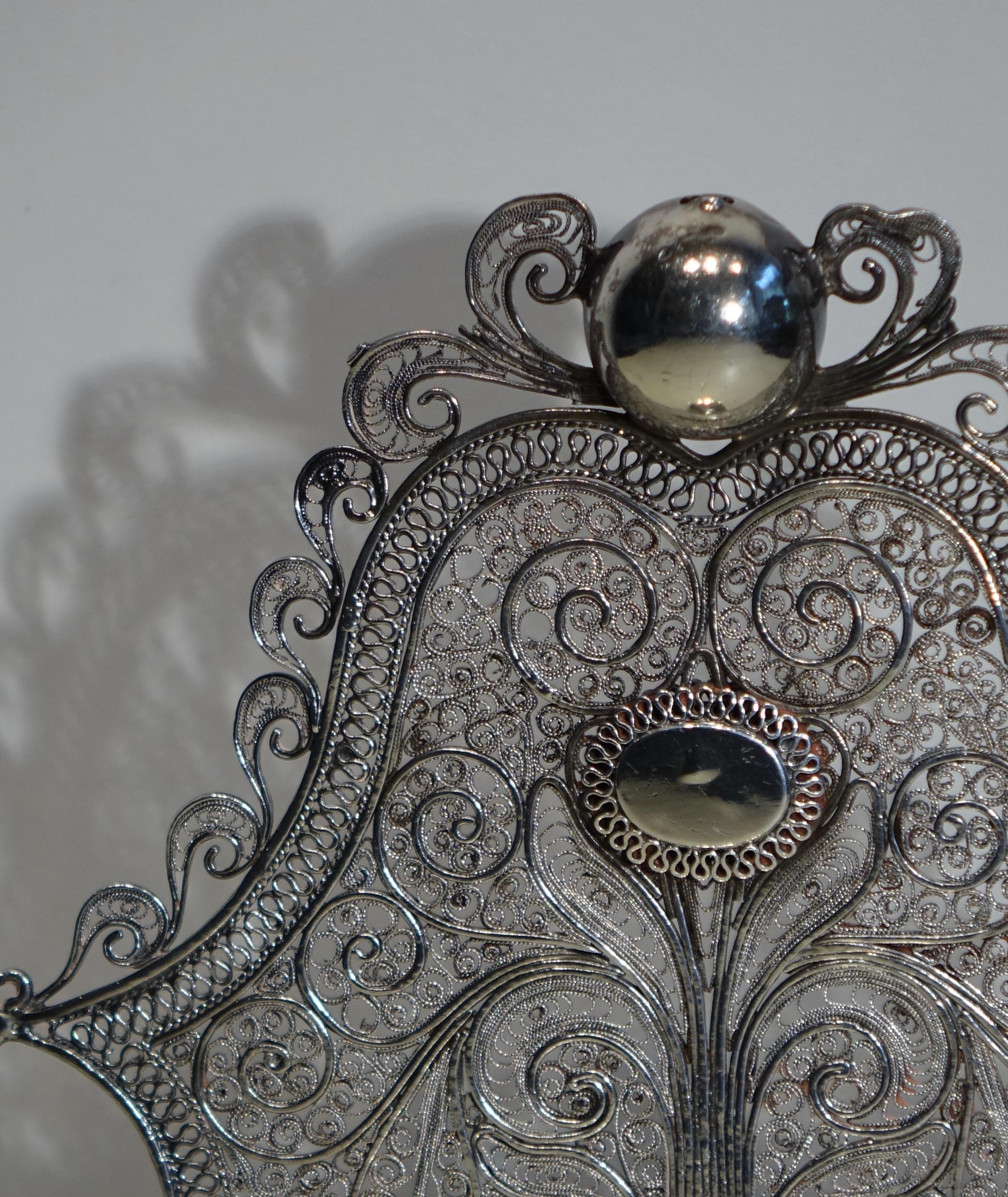 Fibula, or item of clothing, in filigree silver, Egypt, Ottoman Empire, 19th c. The filigree is a kind of metal lace, made of silver or gold thread (or gold or silver metal), component arabesques and various patterns. Since Antiquity, jewelry and