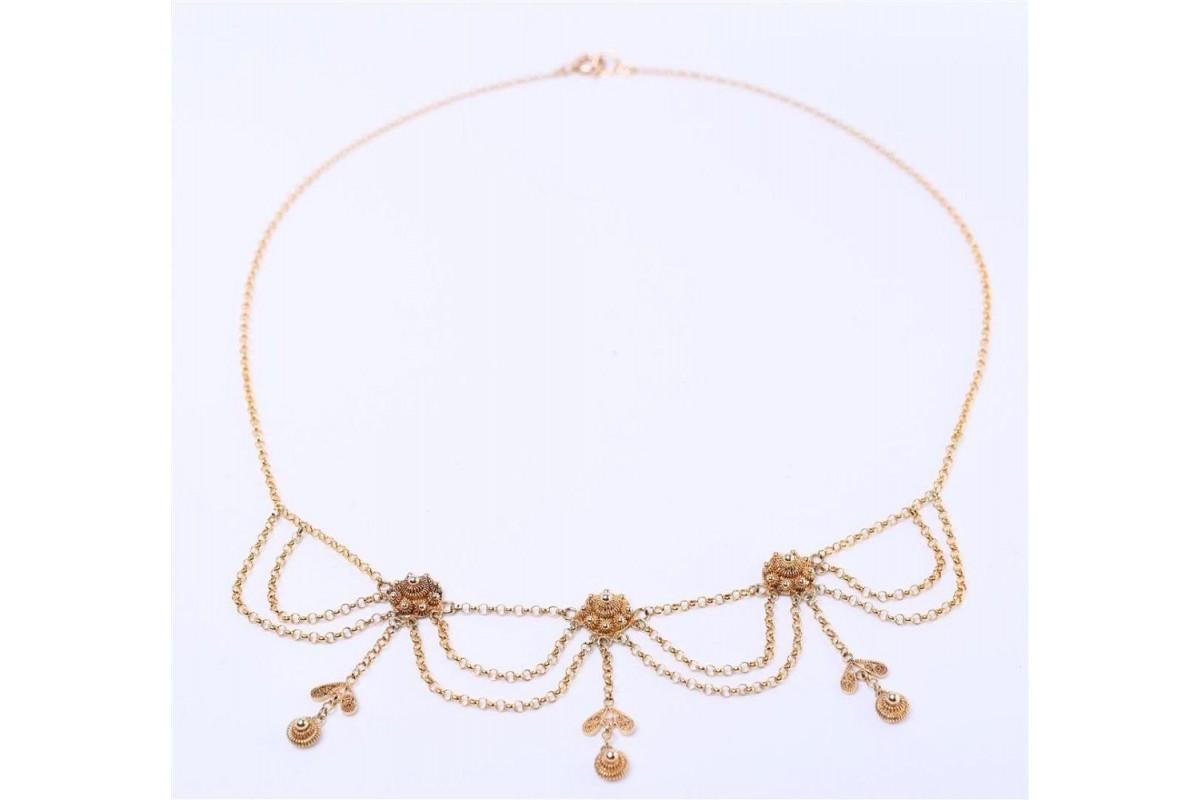 Gold filigree necklace made of 18-carat yellow gold.
Antique naturalism desing popular in the turn of the centuries.
Origin: Netherlands, 1880-1920

Length: 40cm

Item weight: 6.1g

Very good condition, no damage