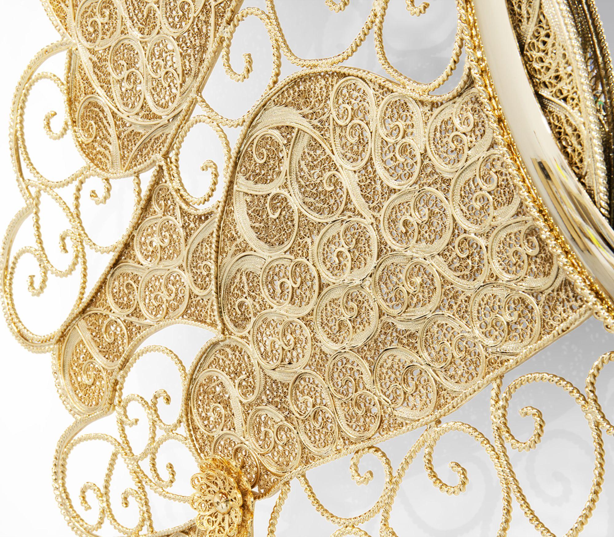 Le miroir filigrane fait appel à l'une des plus anciennes techniques de fabrication de bijoux connues. Entièrement fabriqué à la main, chaque corde de laiton étant ajustée avec précision, le Filigree Mirror s'épanouit dans une forme traditionnelle