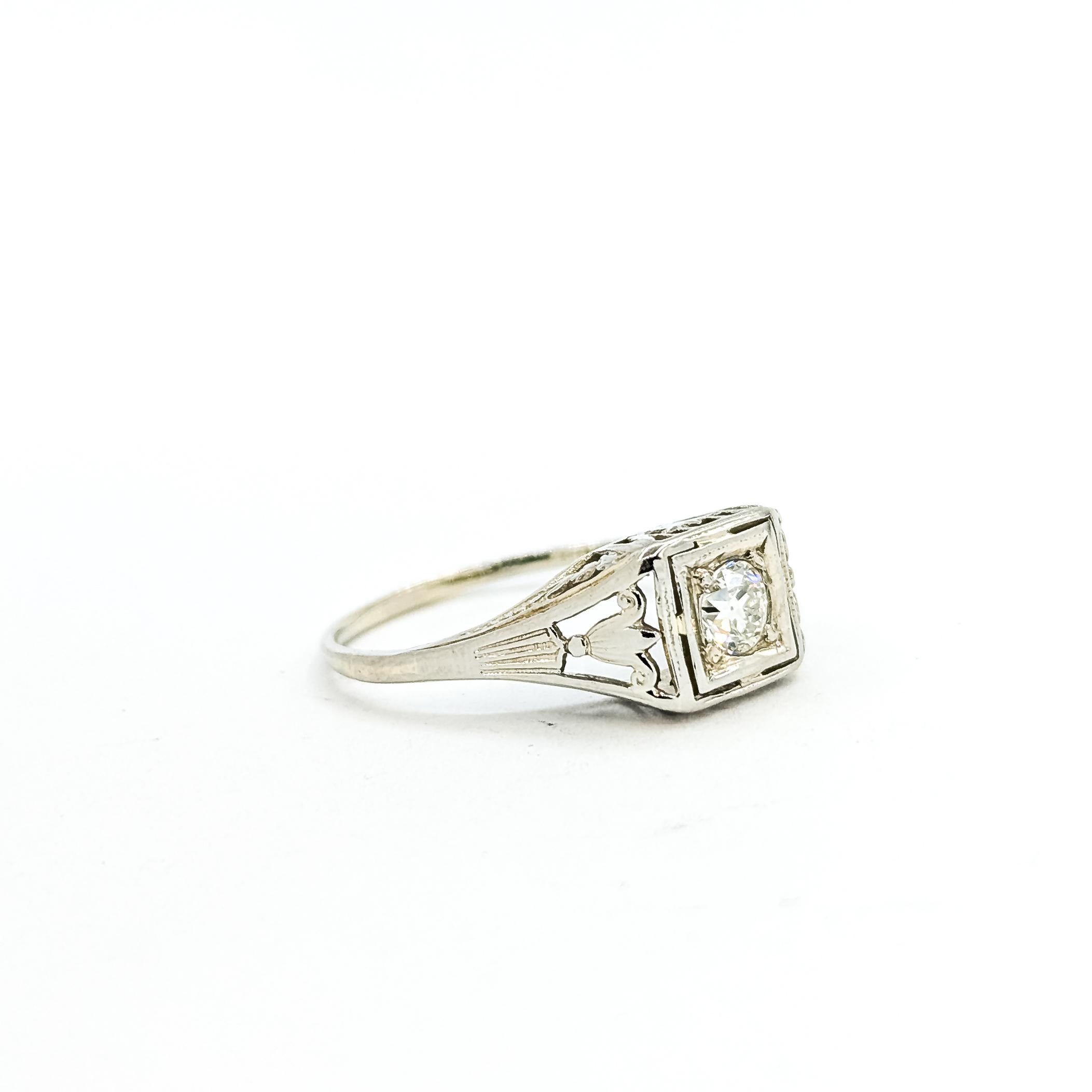 Filigrana Anillo de compromiso de diamantes talla europea antigua en oro blanco de 18k

Este anillo de compromiso de oro blanco de 18 quilates presenta un diamante de talla europea antigua con un peso aproximado de 0,25 ct. La piedra central está