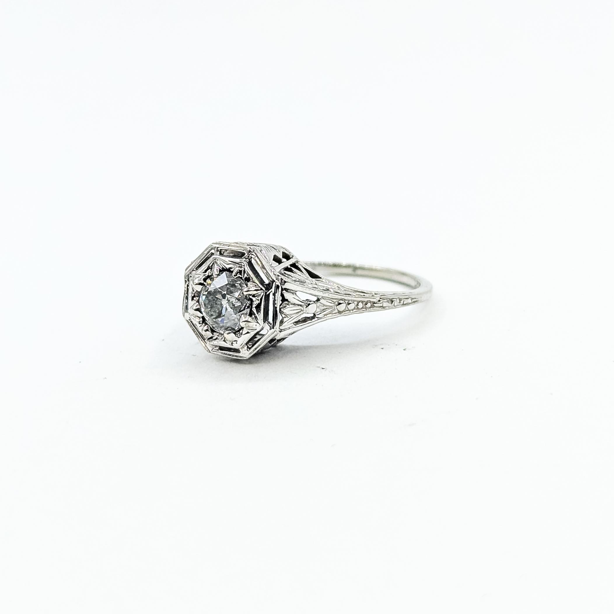 Filigraner Verlobungsring mit altem europäischem Diamantschliff aus 18 Karat Weißgold (Art déco) im Angebot