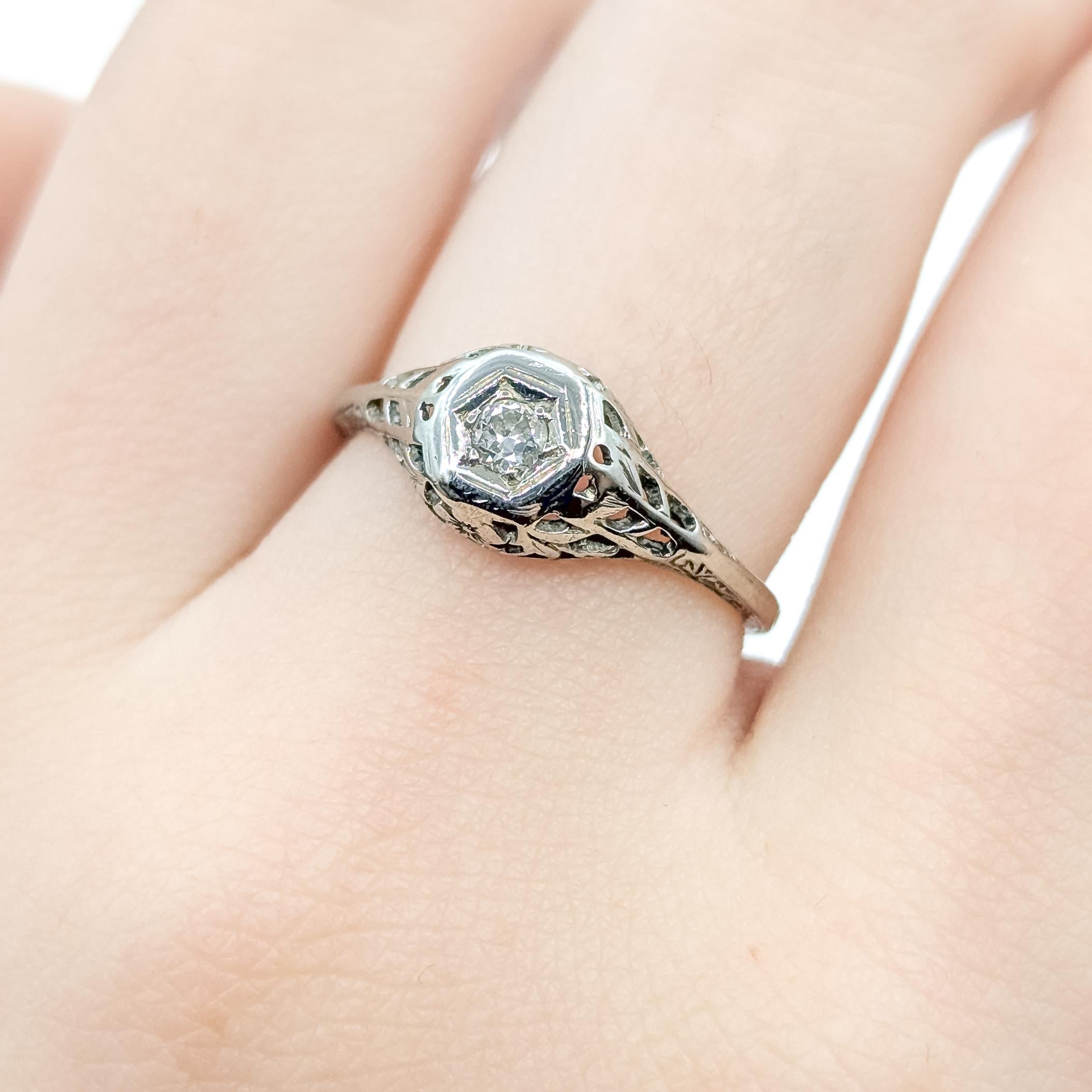 Bague de fiançailles en or blanc 18k, filigrane, diamant taille européenne ancienne Excellent état - En vente à Bloomington, MN