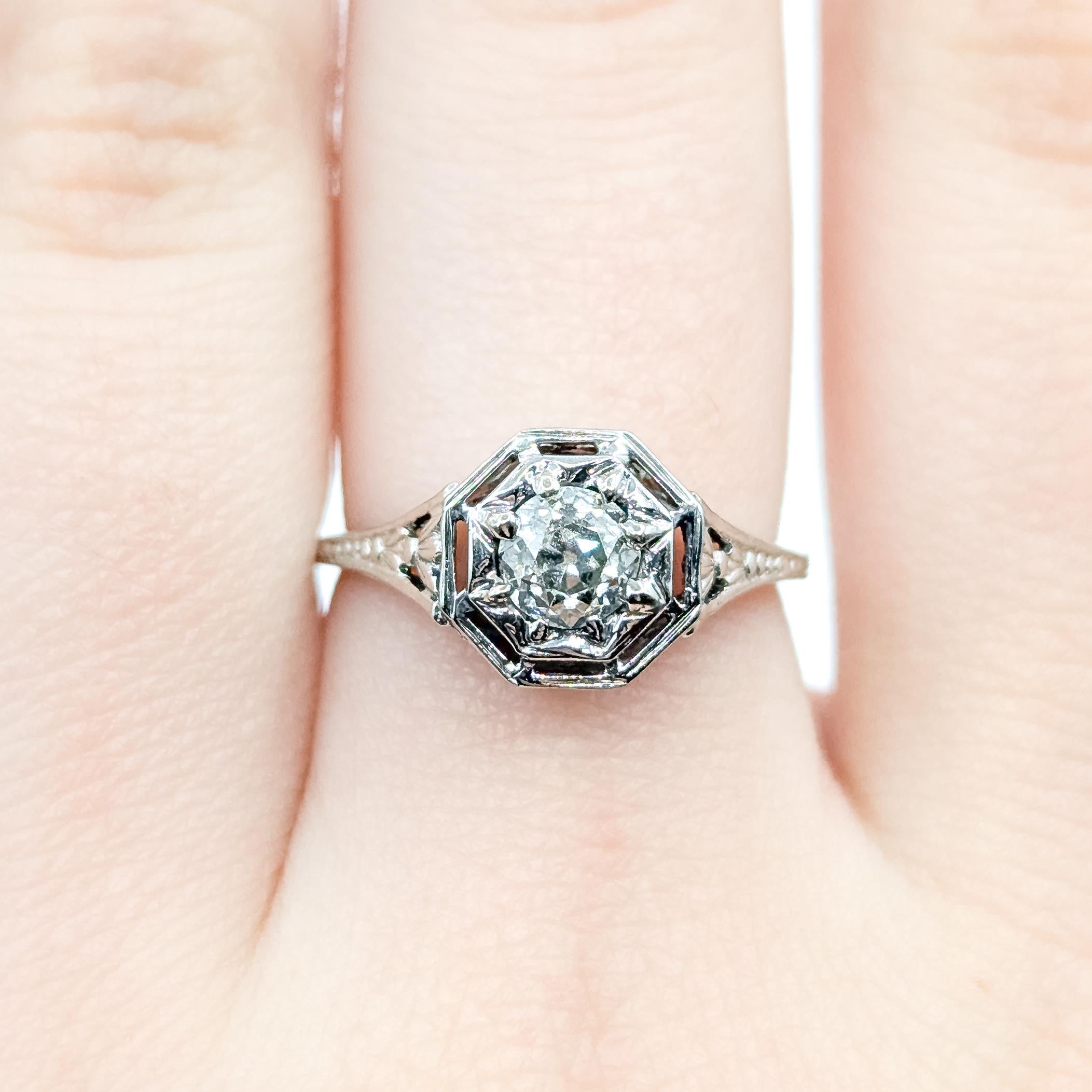 Filigraner Verlobungsring mit altem europäischem Diamantschliff aus 18 Karat Weißgold Damen im Angebot