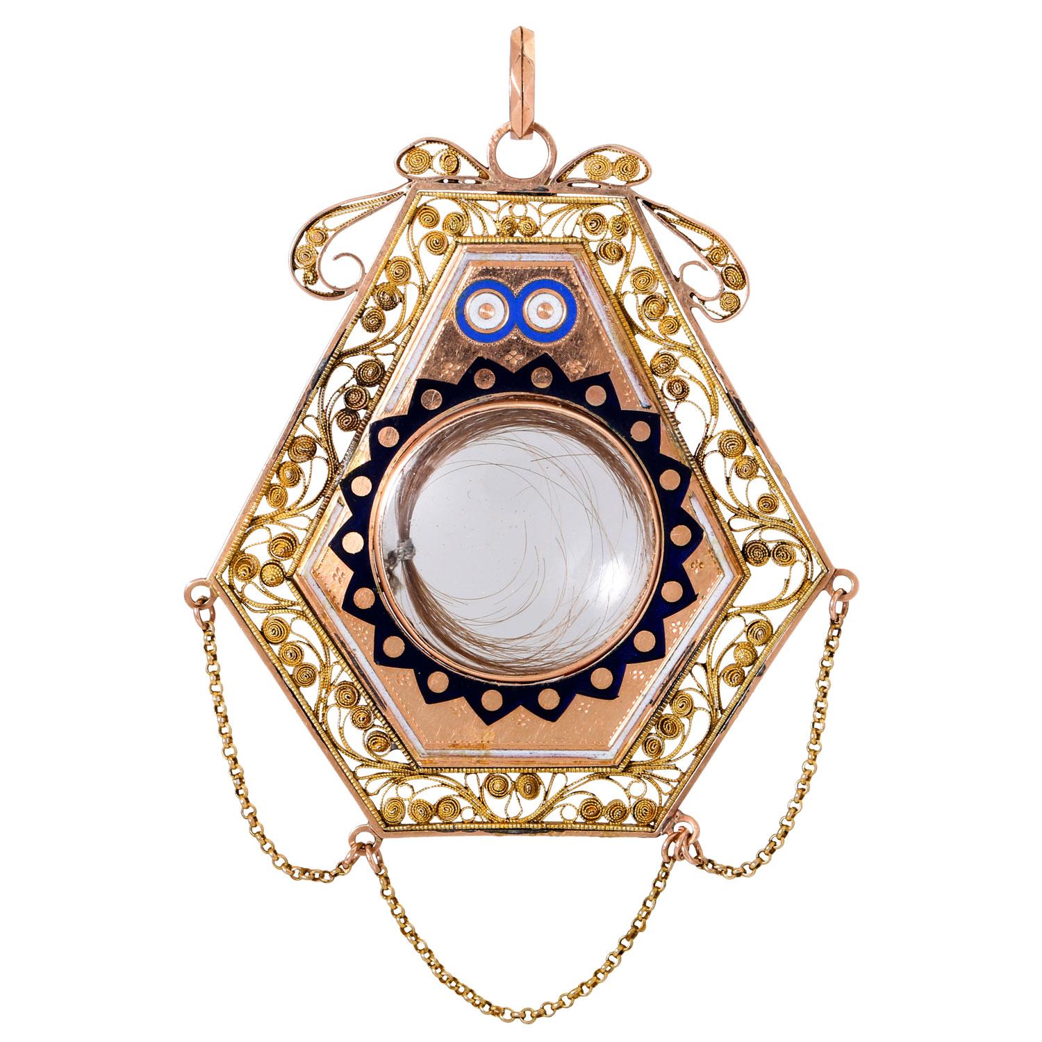 behind curved glass, two-sided, different enamel decor in blue and white, ring size 14K, filigree, finely gilded, 17.1 g, hexagonal shape with chain hanging, 8x5 cm, around 1880, age-related. very good receipt.

Double face filigree pendant with