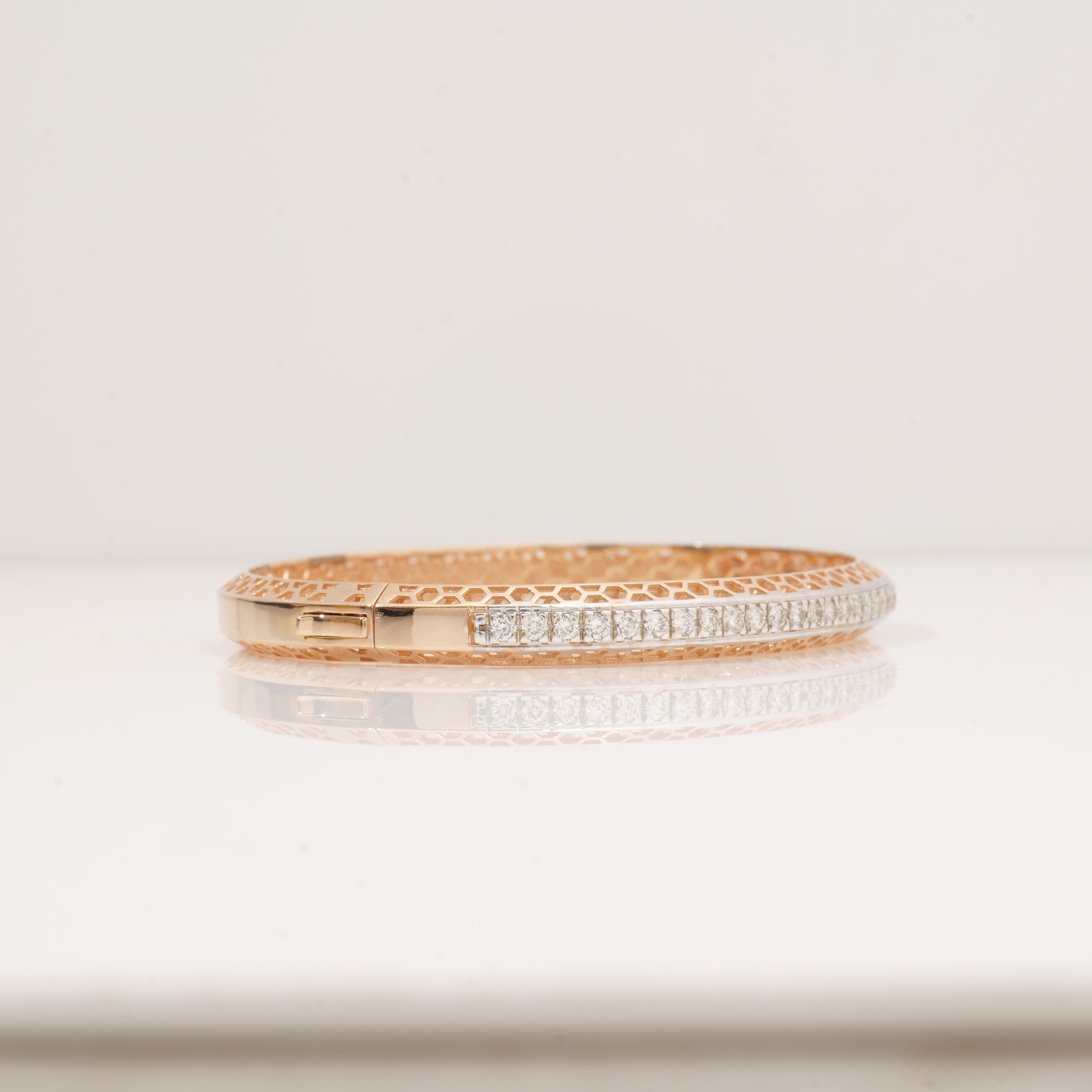 Round Cut Filigree Round Diamond Bangle Bracelet in 14k Solid Gold (Certified) For Sale
