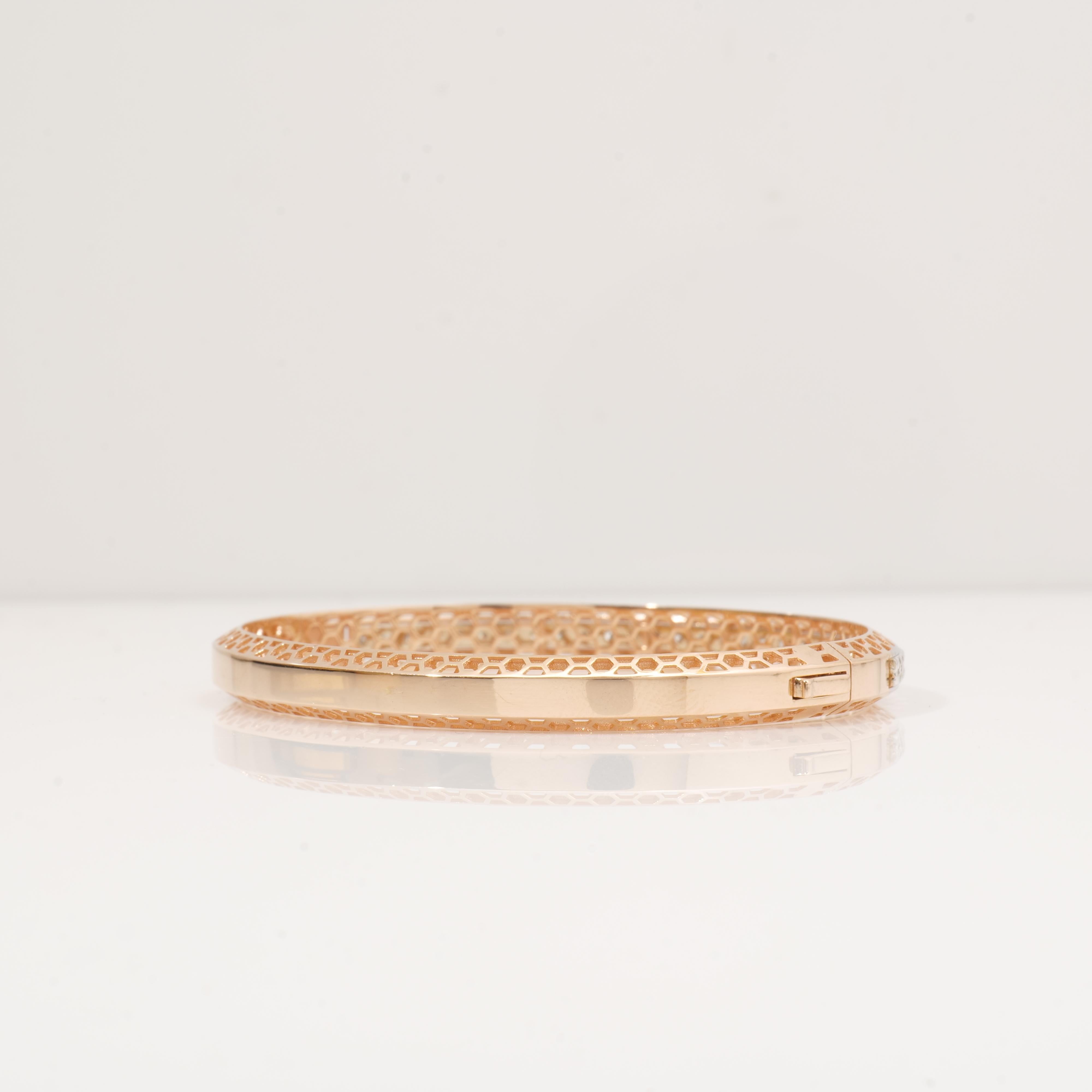 Filigree Round Diamond Bangle Bracelet in 14k Solid Gold (Certified) In New Condition For Sale In New Delhi, DL