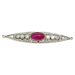 Broche de filigrana de oro blanco de 14 quilates con rubíes y diamantes