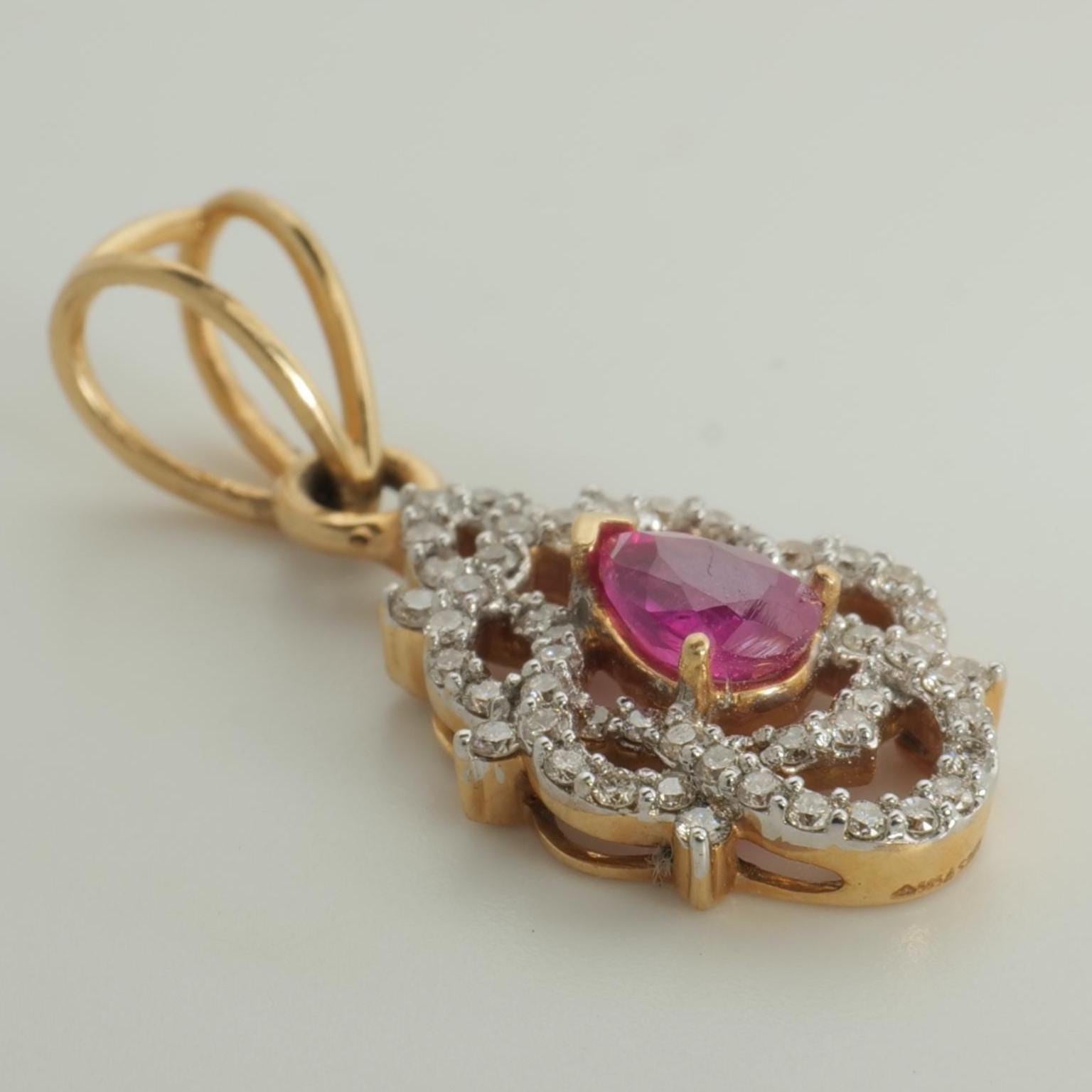 Taglio rotondo Collana con ciondolo in oro massiccio 14K con rubino e diamante in filigrana (certificato) in vendita