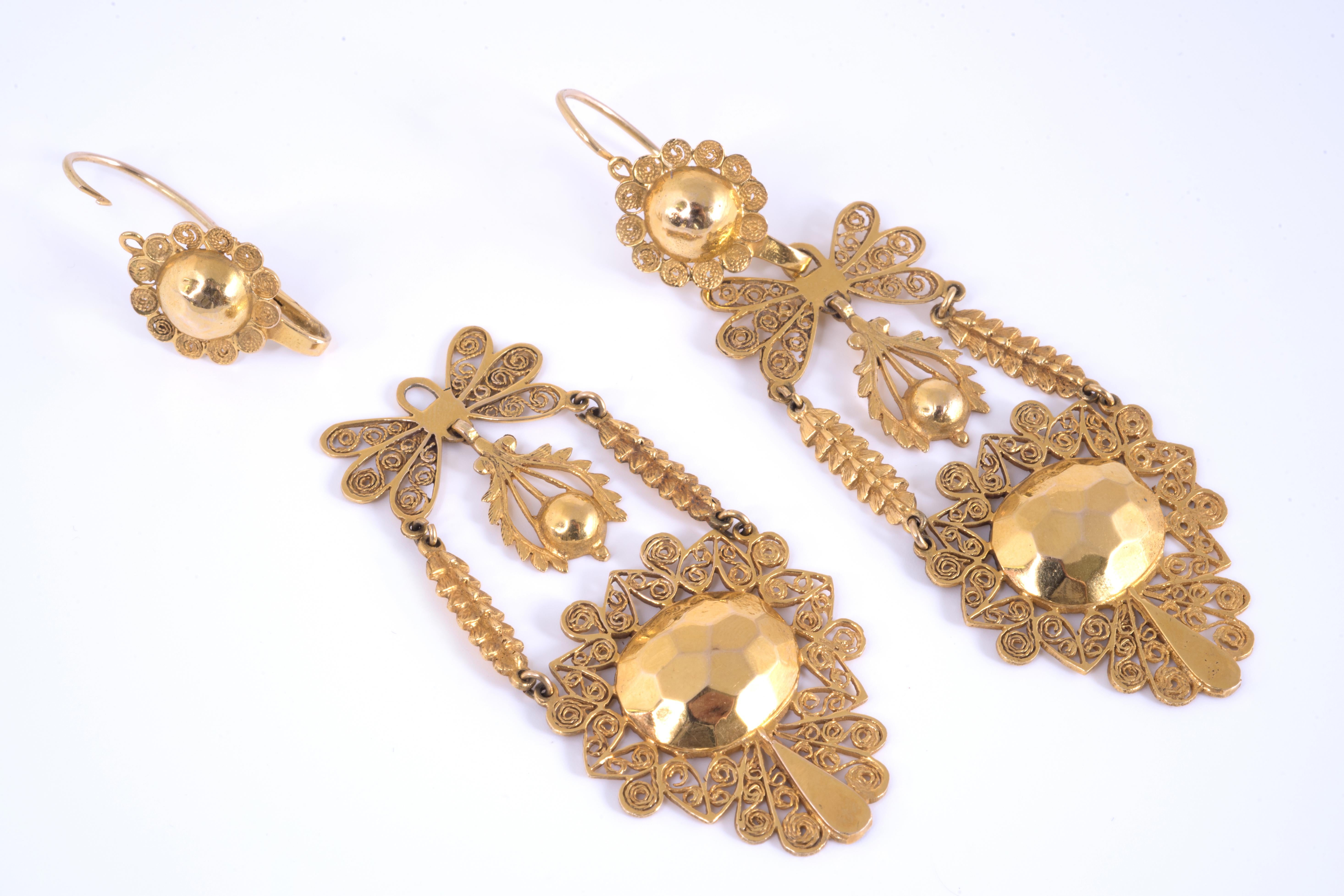 Antique 12 kt yellow gold filigree Sicilian earrings from the early 1800s (17th century)
descriptions: weight 23.80 grams are 9.5 cm long and 3 cm wide

