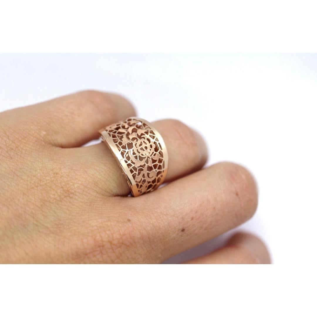 Vintage
Dimensioni: 5.75 US
Materiali: Oro

Colore della banda: oro

Si tratta di un pezzo rarissimo proveniente da Arezzo. Prodotto da Golden Clef International. Sono specializzati in gioielli cavi.

Questo anello va indossato sul mignolo. È