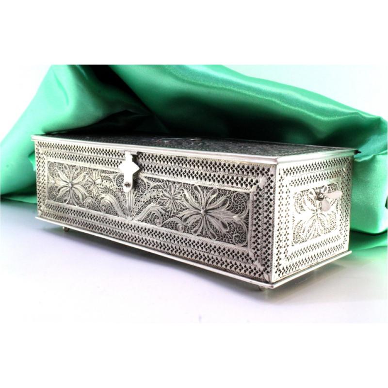 Filigree silver box with applications, monogram lid and four round feet In Good Condition For Sale In Porto, PT