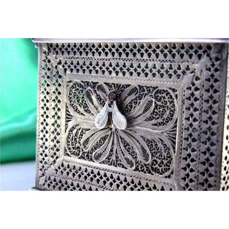 Filigree silver box with applications, monogram lid and four round feet For Sale 2