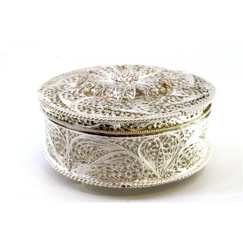 European Filigree silver box with reliefs and cutouts, resting on three feet For Sale