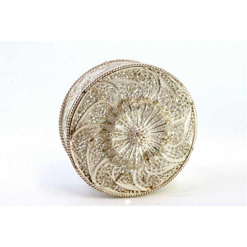 Filigree silver box with reliefs and cutouts, resting on three feet In Good Condition For Sale In Porto, PT
