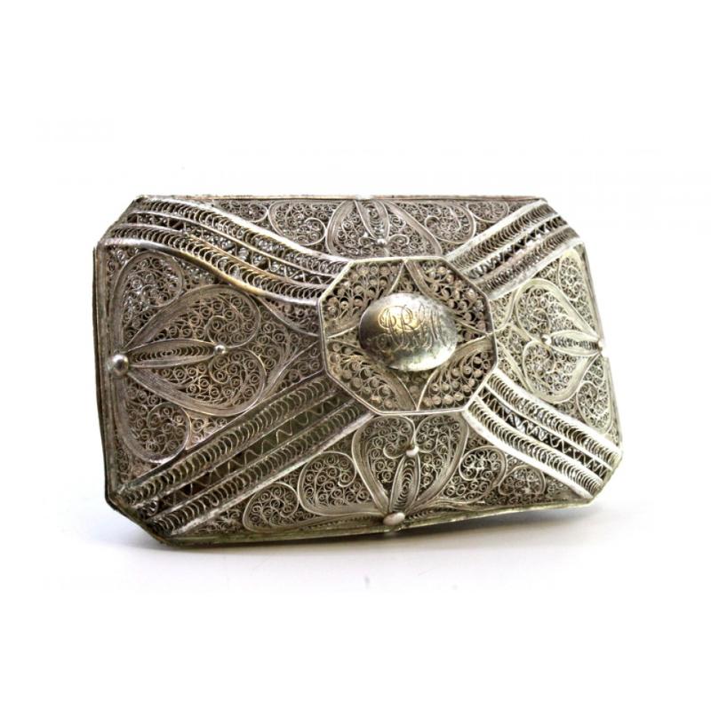 Filigree silver box with reliefs and monogram plaque on the lid In Good Condition For Sale In Porto, PT