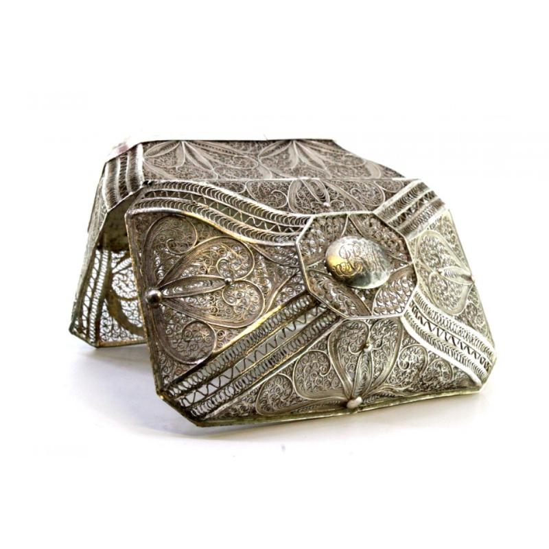 Filigree silver box with reliefs and monogram plaque on the lid For Sale 1