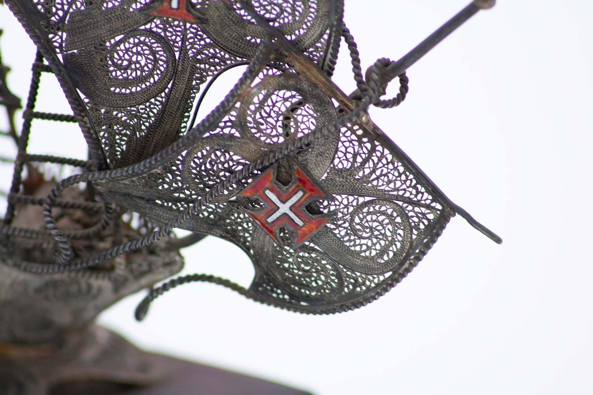 Europeo Filigree silver caravel with wooden base in vendita