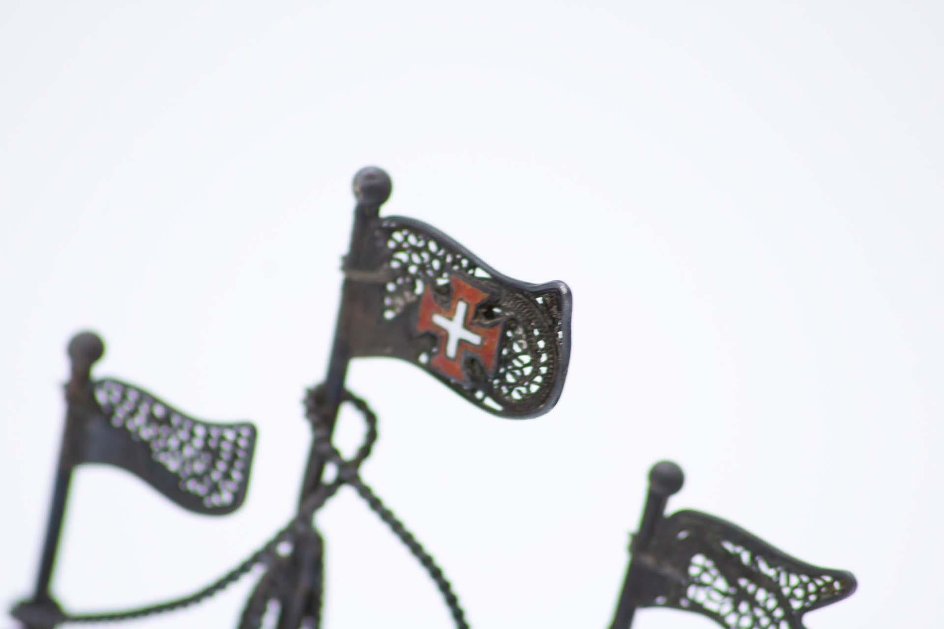 Filigree silver caravel with wooden base In condizioni buone in vendita a Porto, PT