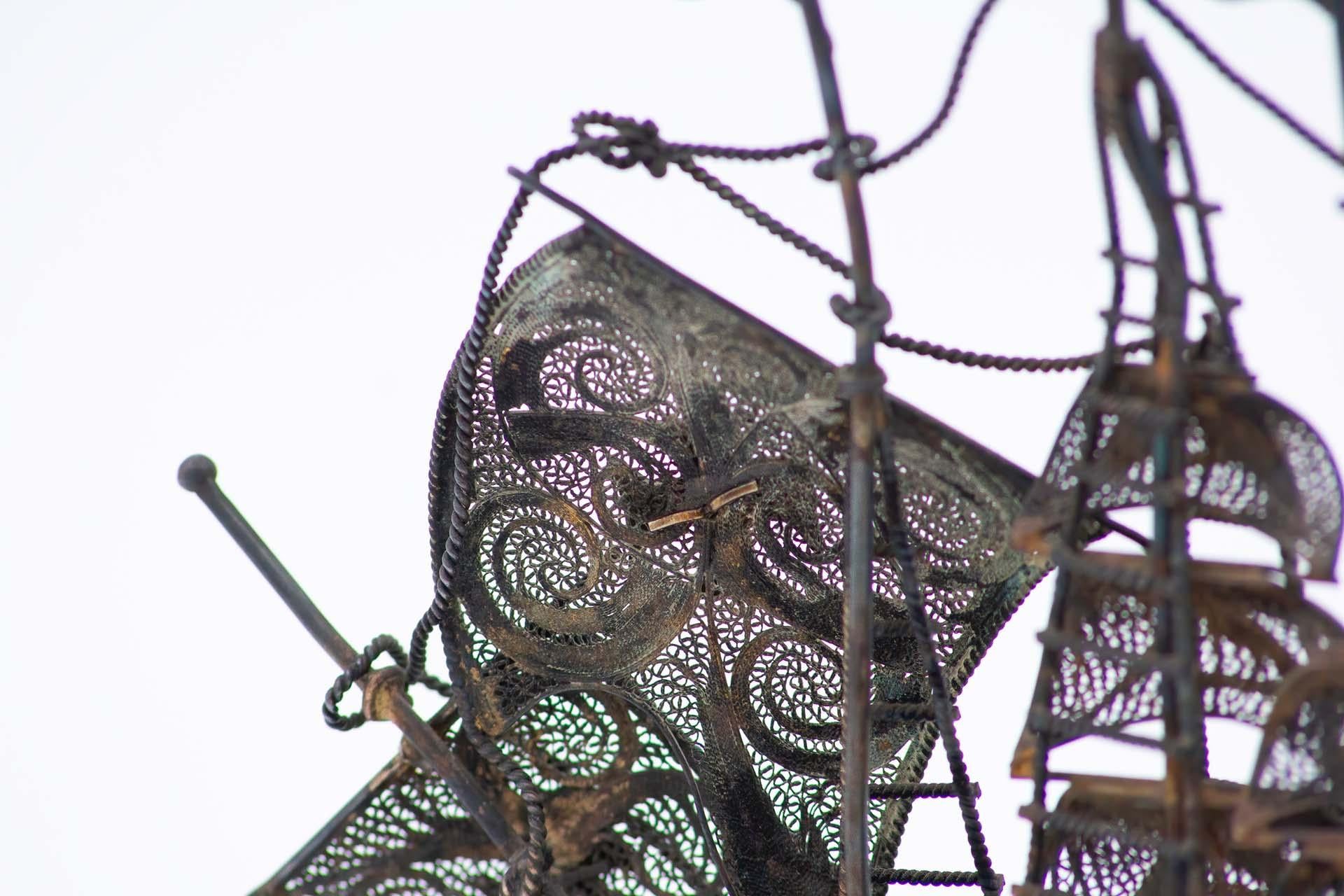 Argento Filigree silver caravel with wooden base in vendita