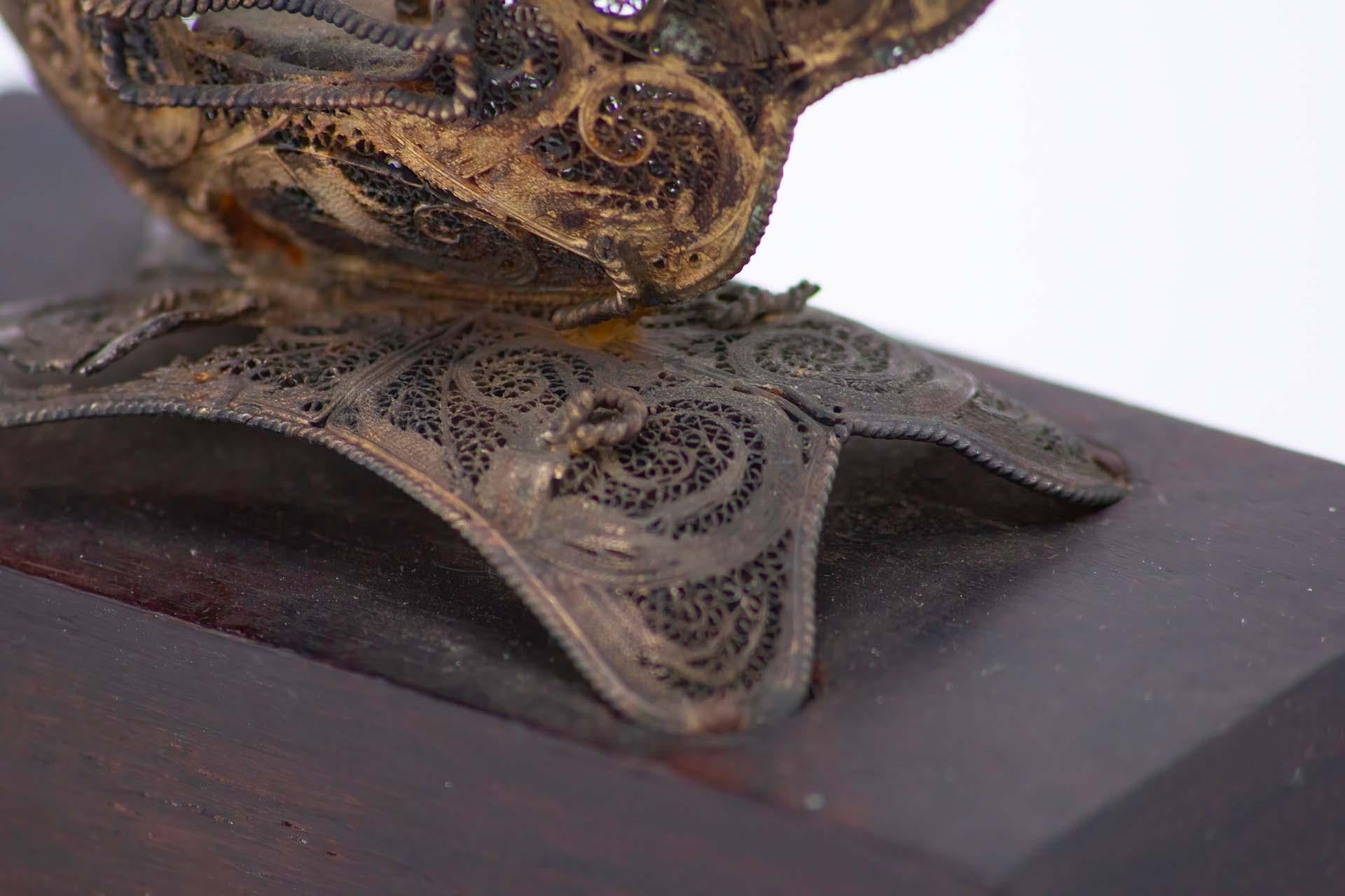 Filigree silver caravel with wooden base in vendita 1