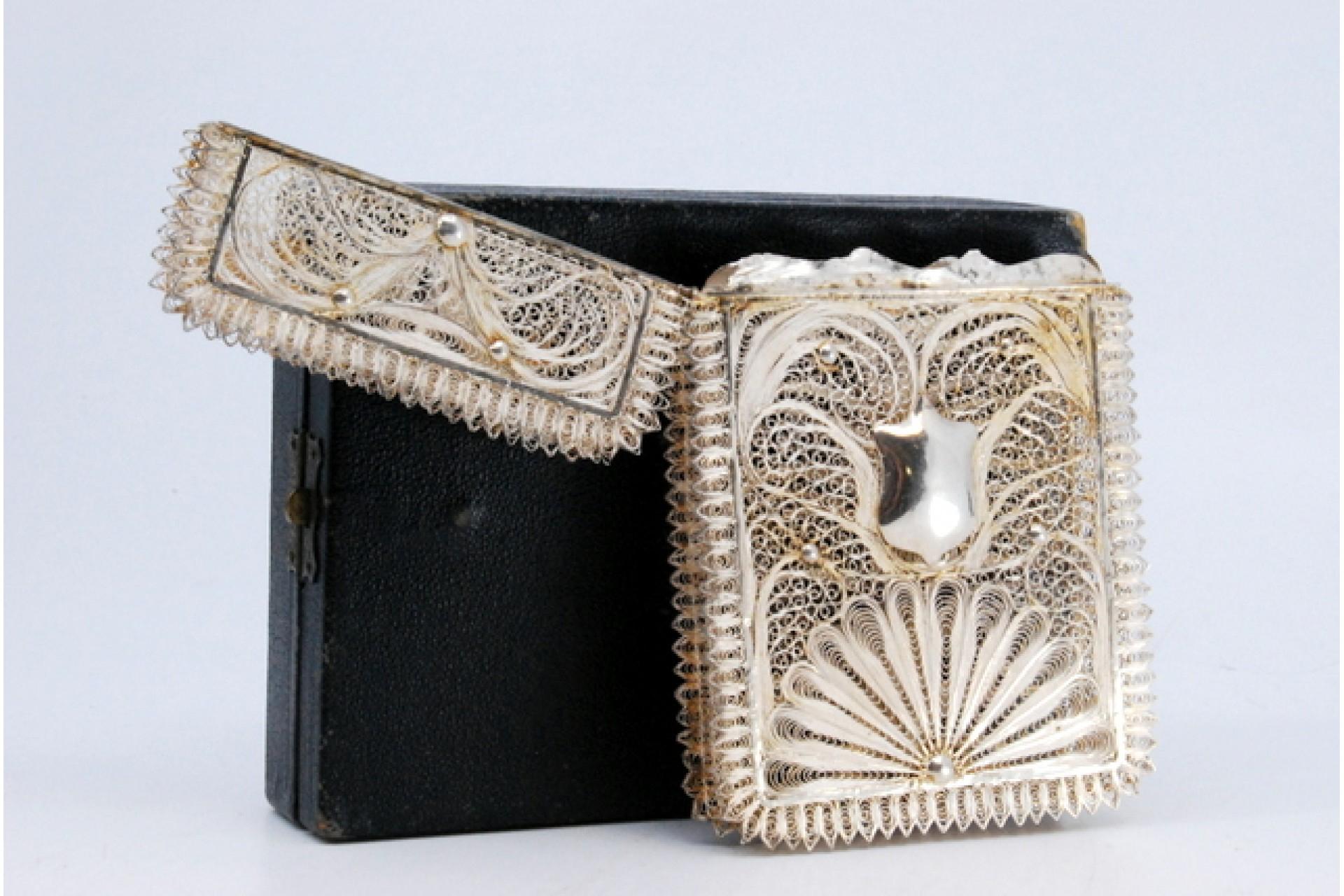 European Filigree silver card case with a central monogram card and hinged lid For Sale