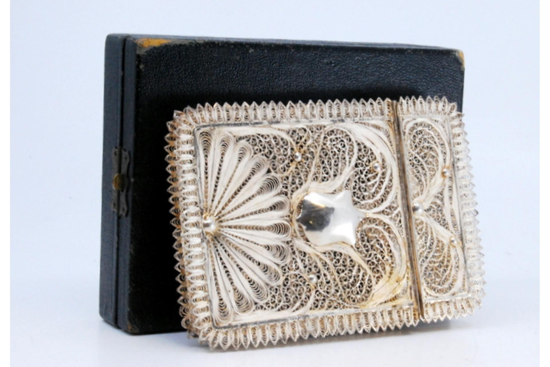 Filigree silver card case with a central monogram card and hinged lid In Good Condition For Sale In Porto, PT