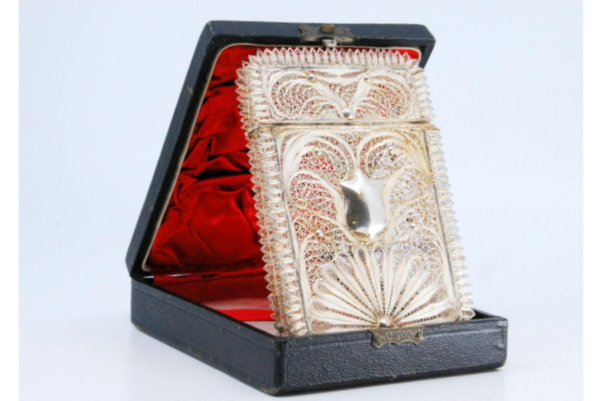 Filigree silver card case with a central monogram card and hinged lid For Sale 1