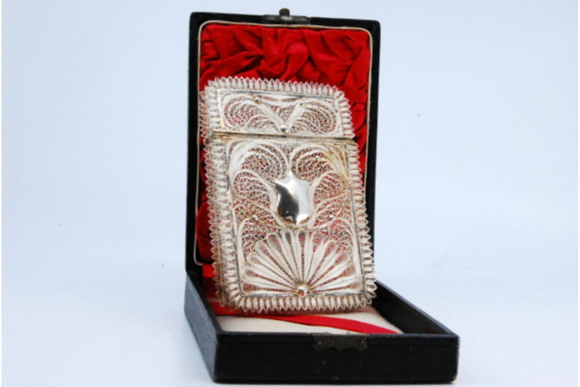 Filigree silver card case with a central monogram card and hinged lid For Sale 2