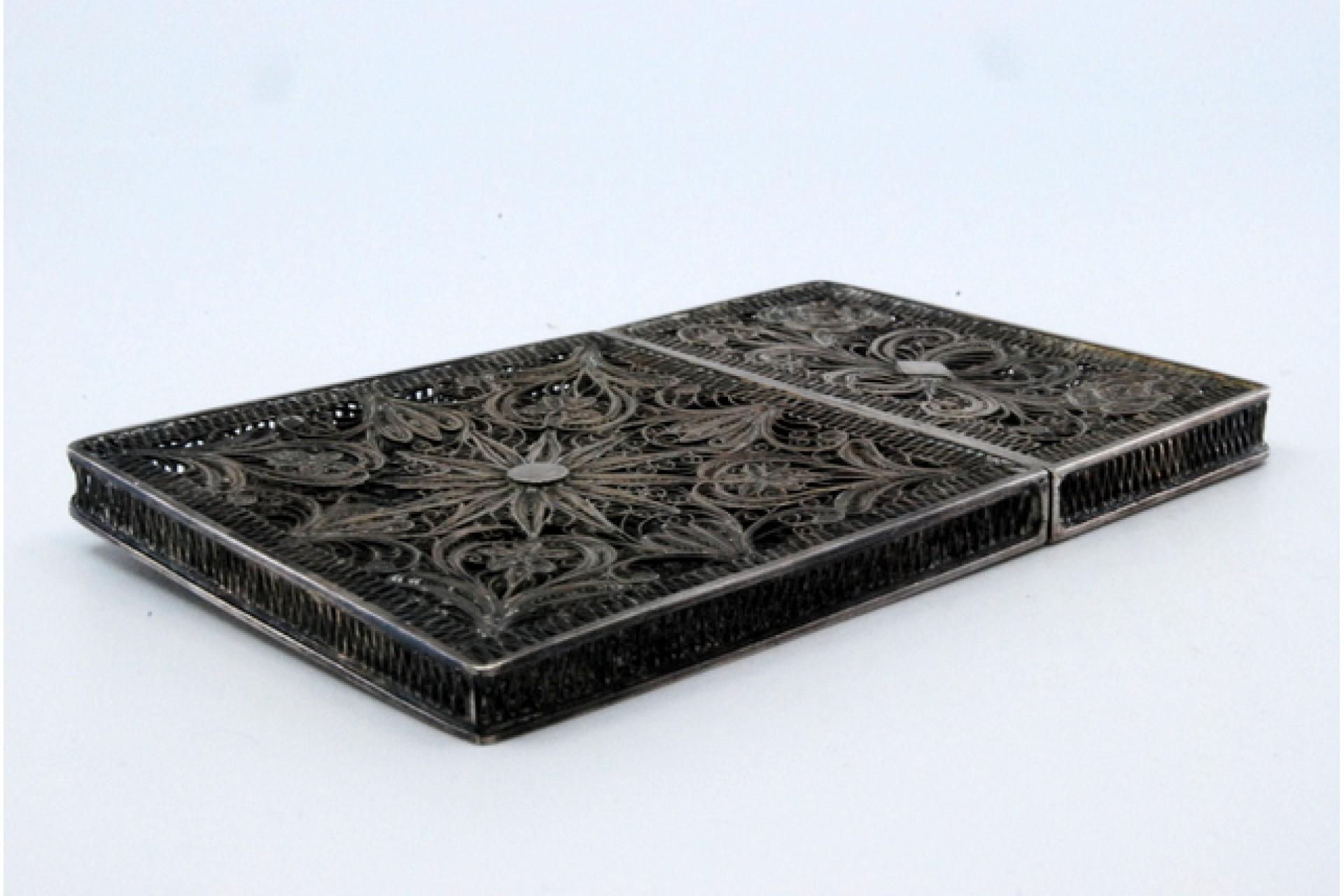 Descrizione: Portacarte in argento filigranato con coperchio rimovibile. Metallo: Argento. Origine: Francese. Marchio: Cisne. Peso: 58,01 grammi. Dimensioni: 6,8x7cm. Contenuto: 925/1000. Marchio di controllo: Yes One, marchio francese di produttore