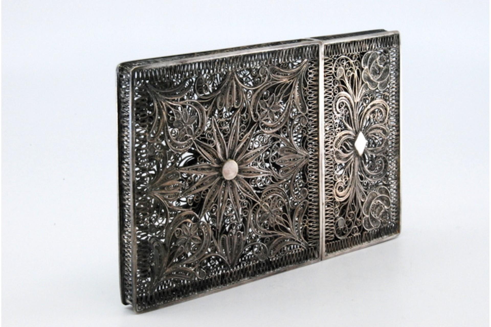 Europeo Filigree silver cartoneira with removable lid in vendita