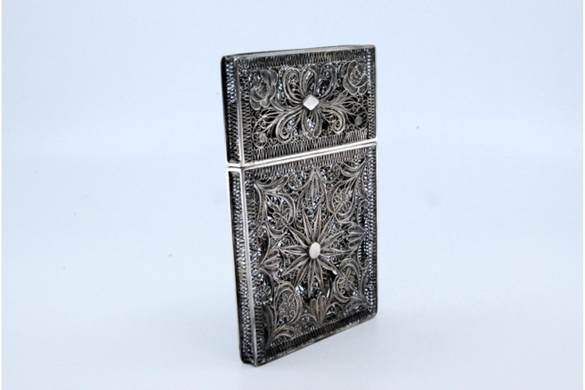 XX secolo Filigree silver cartoneira with removable lid in vendita