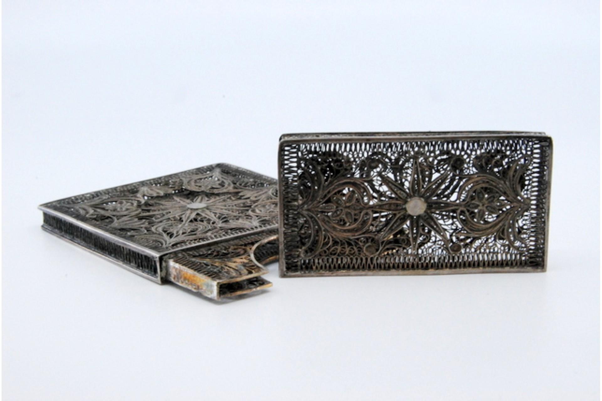 Filigree silver cartoneira with removable lid in vendita 1