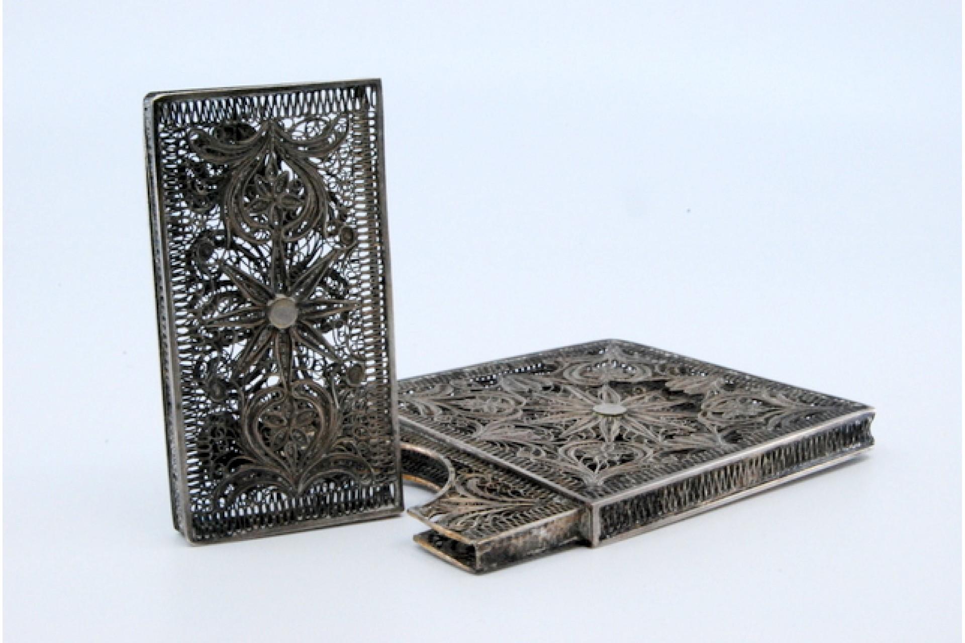 Filigree silver cartoneira with removable lid in vendita 2