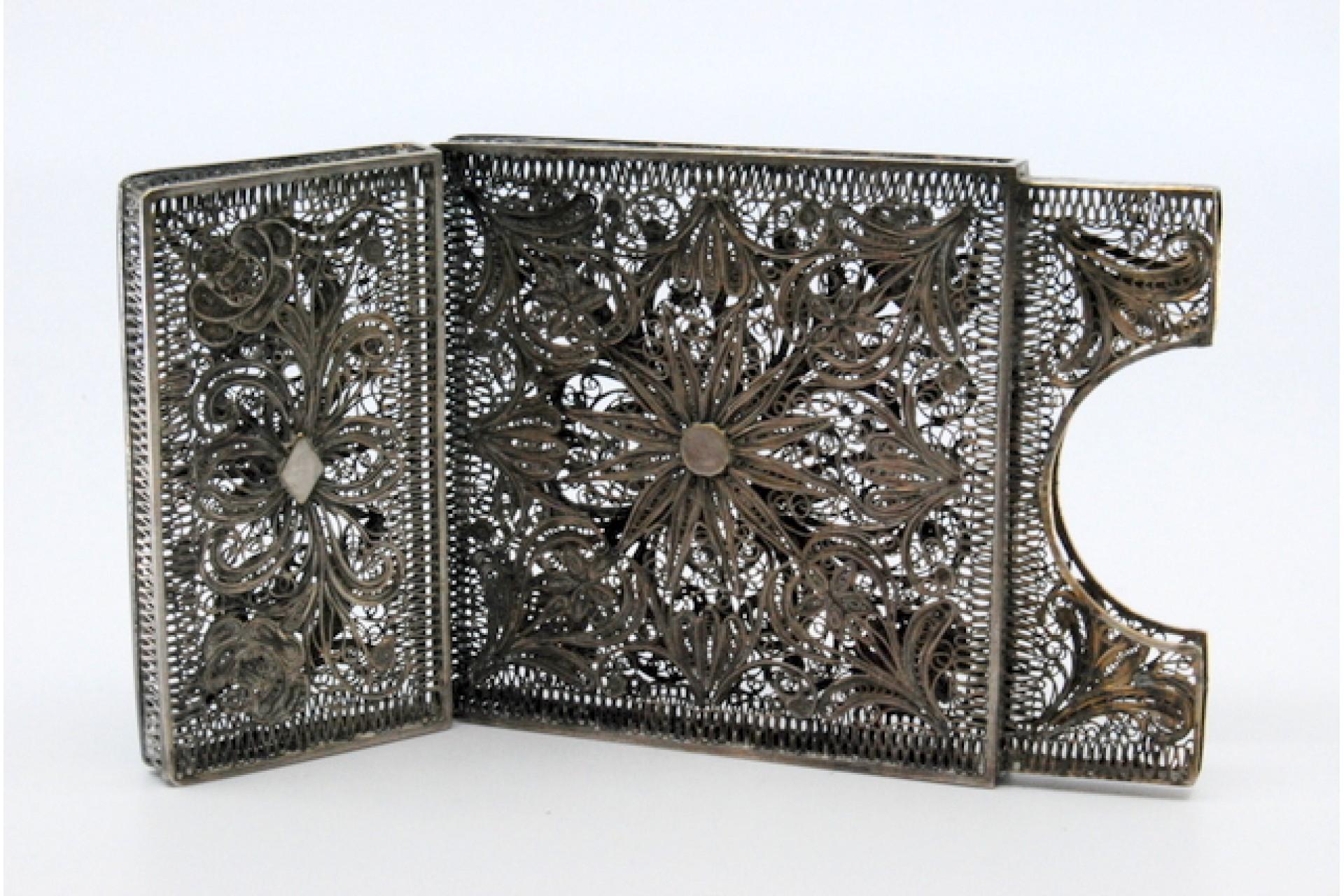 Filigree silver cartoneira with removable lid in vendita 3
