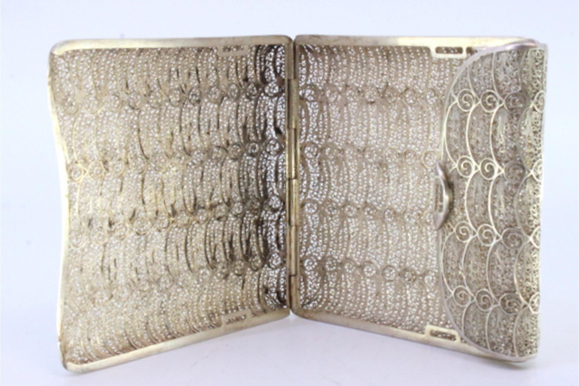 Filigree silver cigarette case with spring and hinged lid In Good Condition For Sale In Porto, PT