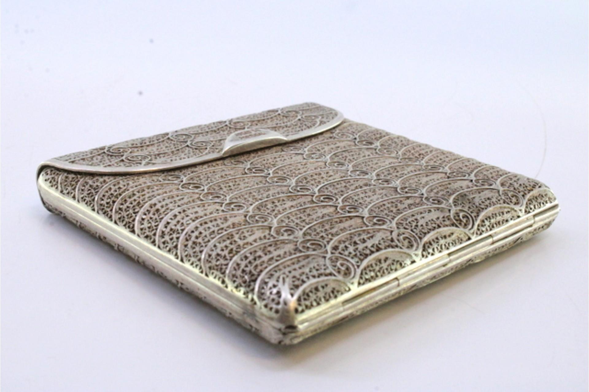 20th Century Filigree silver cigarette case with spring and hinged lid For Sale
