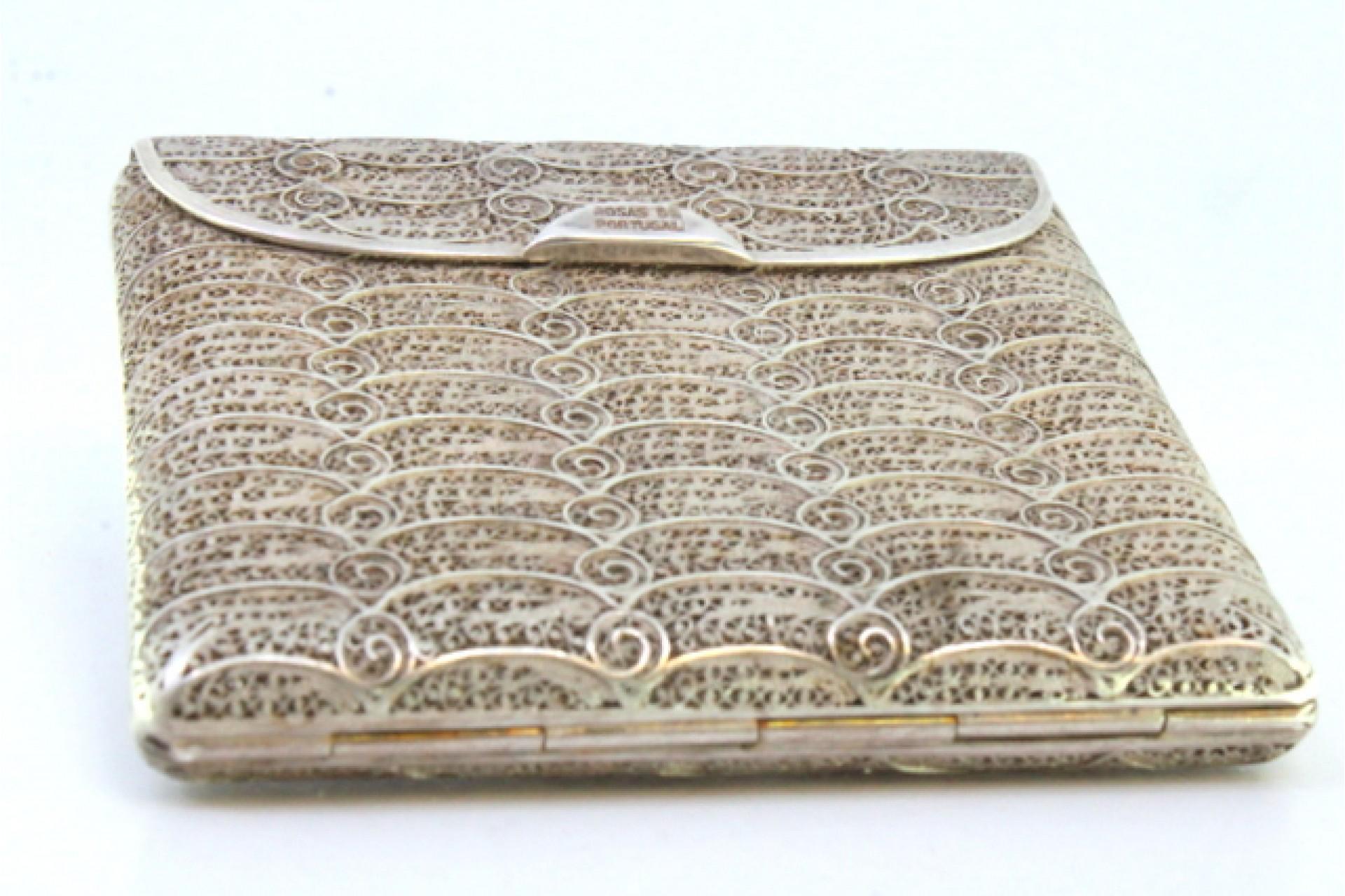 Filigree silver cigarette case with spring and hinged lid For Sale 1