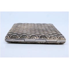 Filigranes silbernes Zigarettenetui mit wellenförmigen Reliefs und Scharnierdeckel