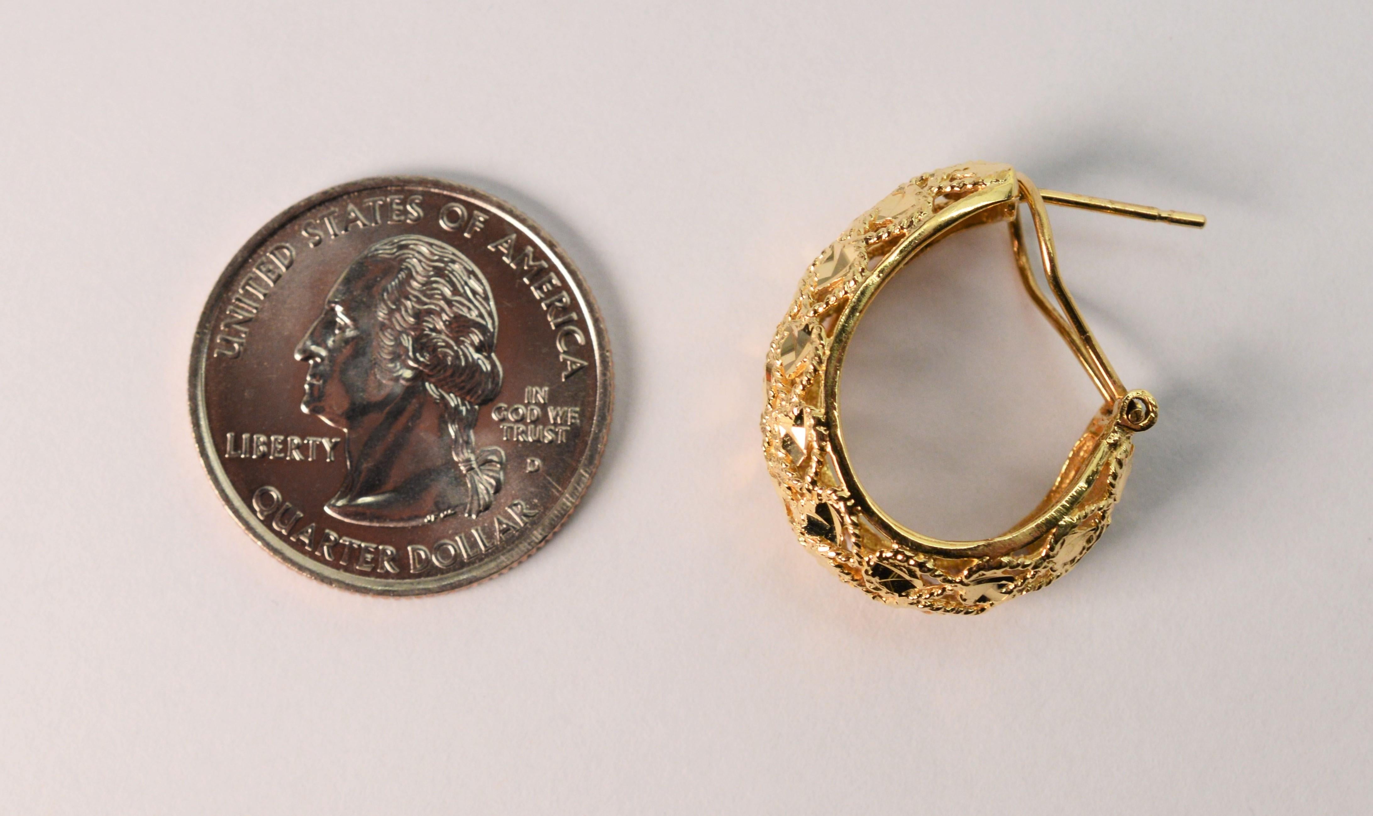 Filigree Wide Hoop Yellow Gold Earrings In Good Condition In Mount Kisco, NY