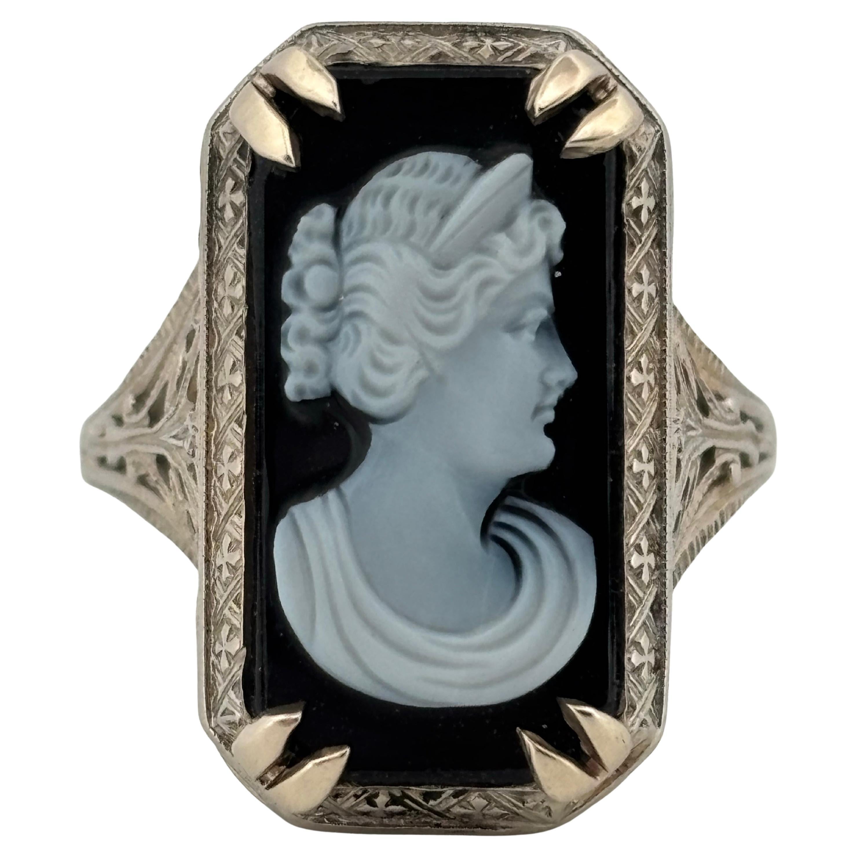 Anello con cammeo da donna in oro bianco 18 carati con pietra di onice nero filigranato in vendita 4