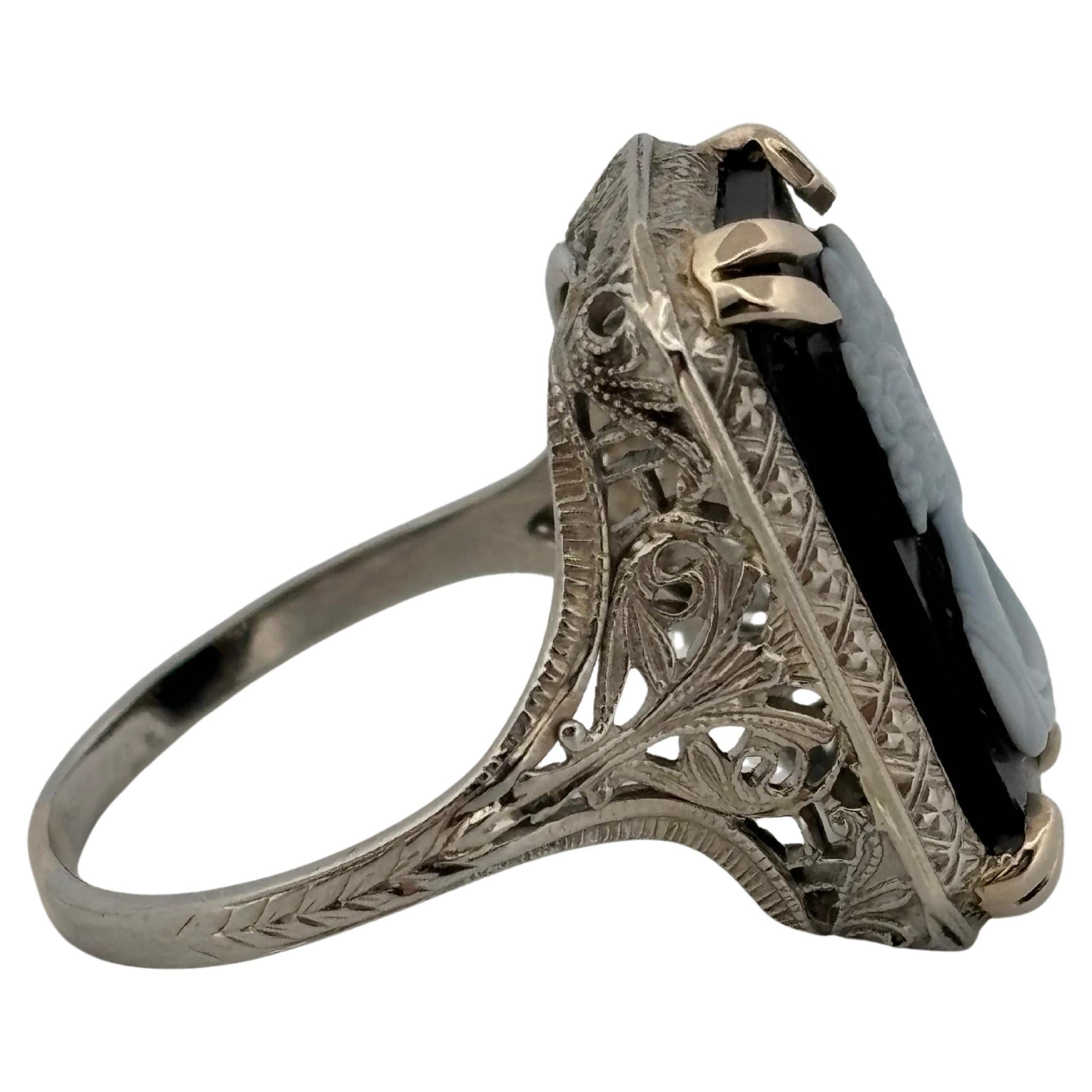 Taglio smeraldo Anello con cammeo da donna in oro bianco 18 carati con pietra di onice nero filigranato in vendita