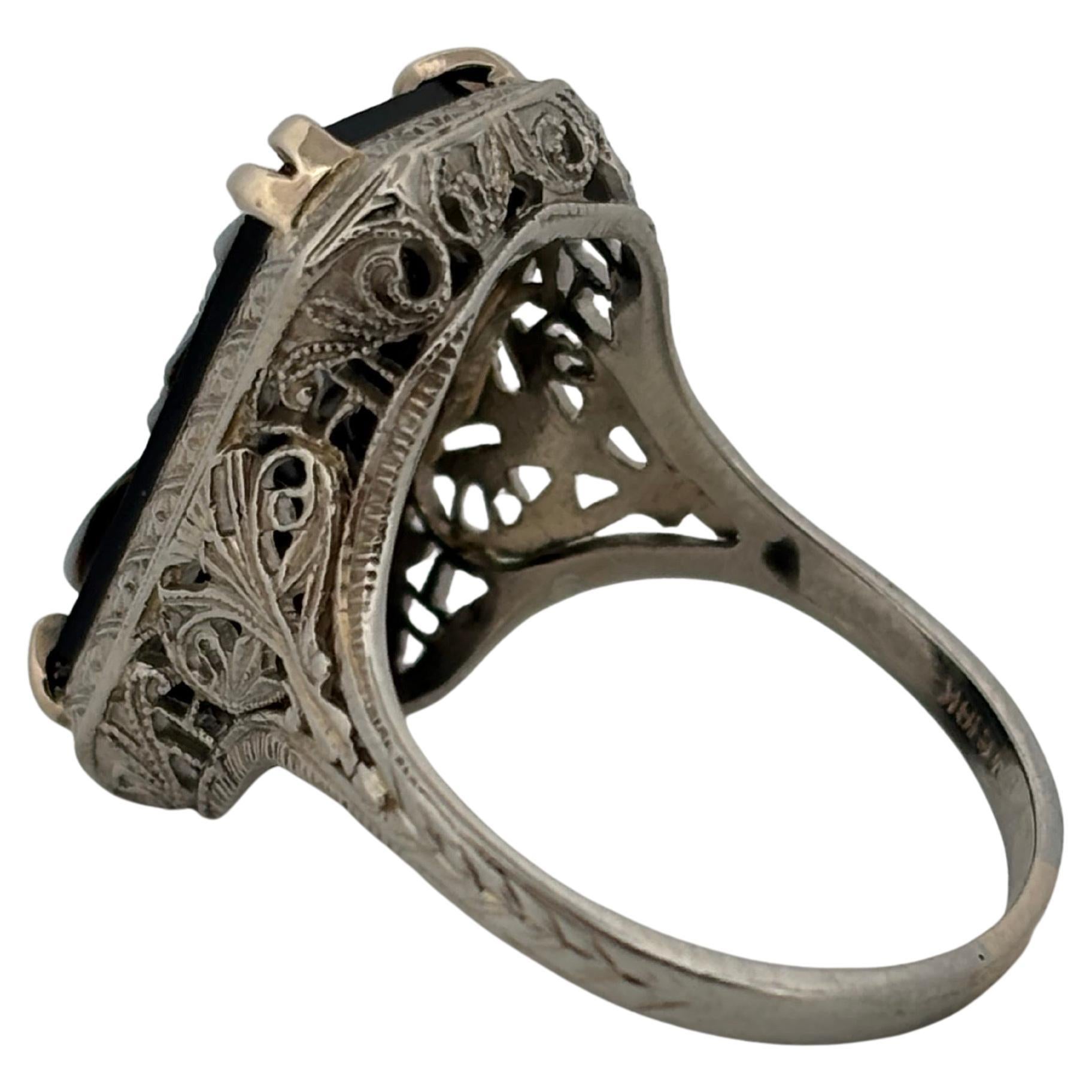 Anello con cammeo da donna in oro bianco 18 carati con pietra di onice nero filigranato In condizioni buone in vendita a Sewickley, PA