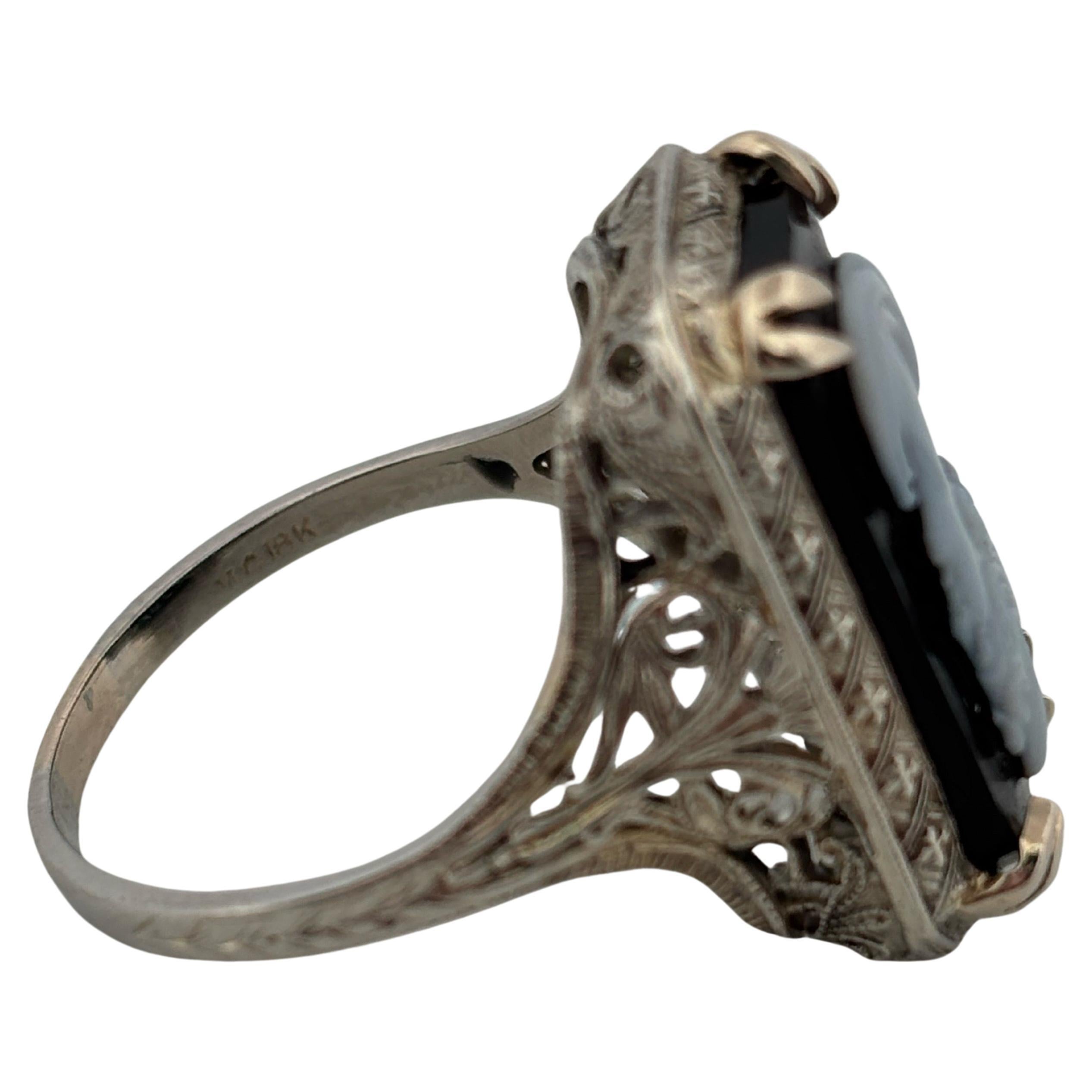 Anello con cammeo da donna in oro bianco 18 carati con pietra di onice nero filigranato in vendita 1