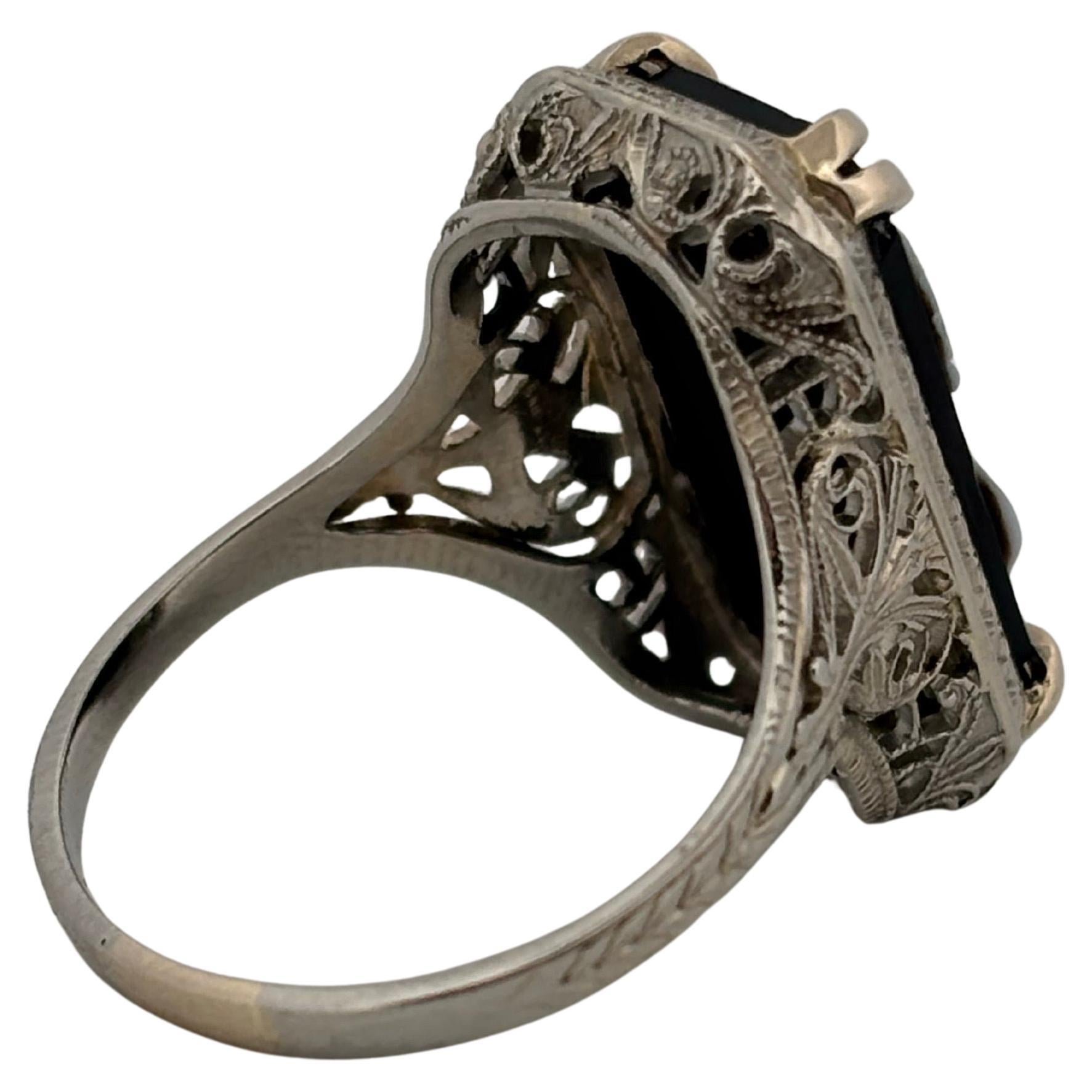Anello con cammeo da donna in oro bianco 18 carati con pietra di onice nero filigranato in vendita 2