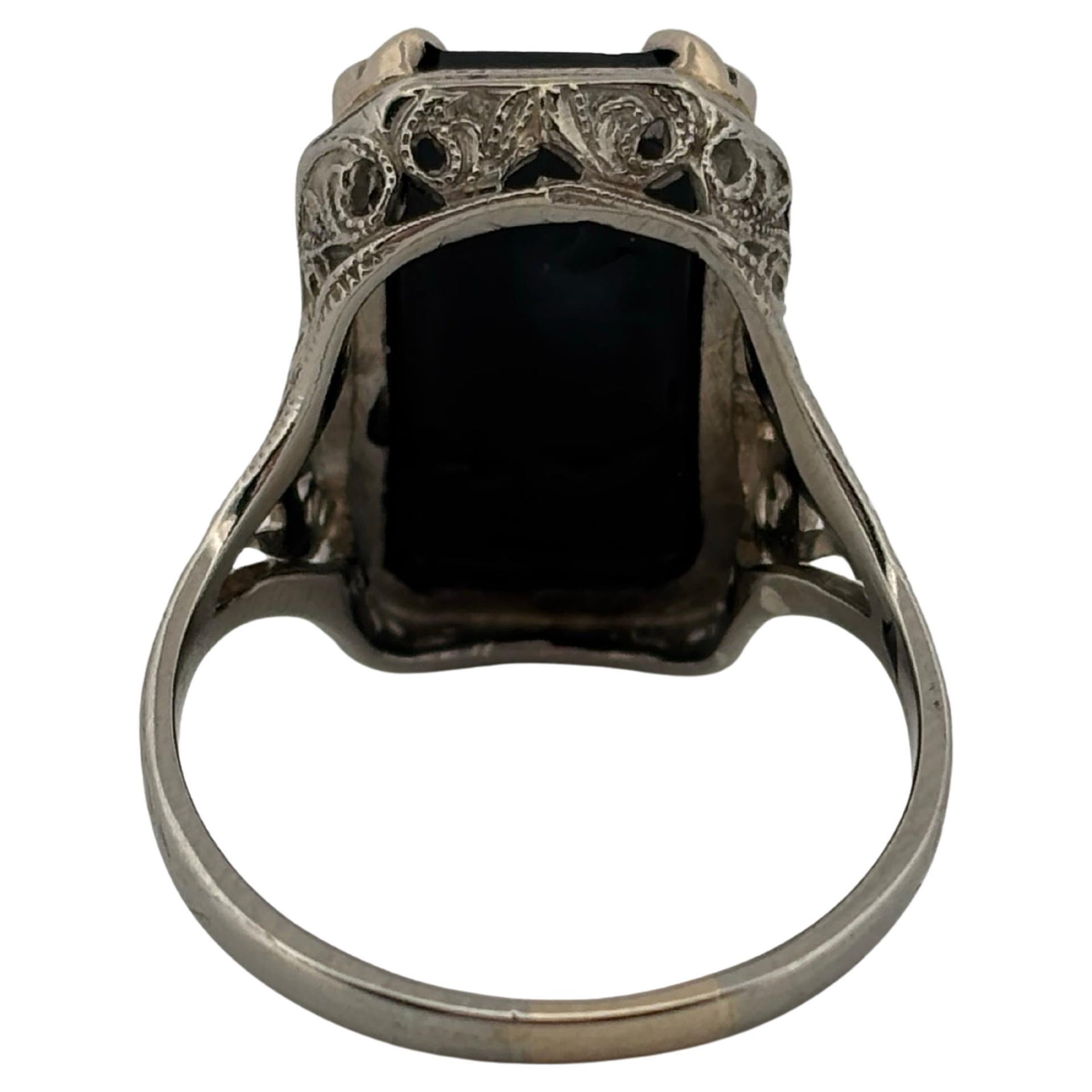 Anello con cammeo da donna in oro bianco 18 carati con pietra di onice nero filigranato in vendita 3