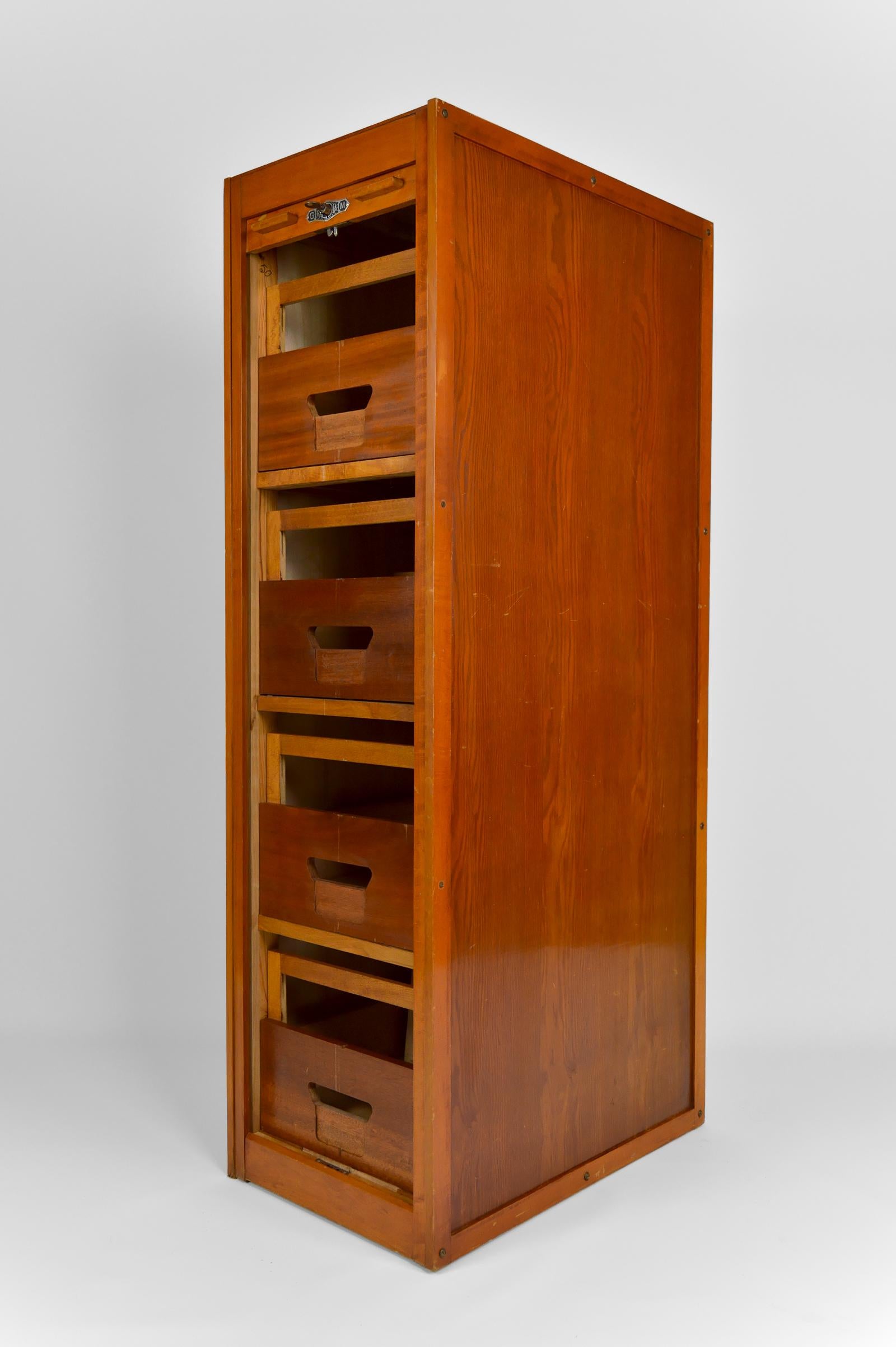Cabinet in oak, composed of 4 drawers closing with a sliding curtain.
Each drawer has a vertical shelf serving as a separation and allowing the depth of the drawer to be adjusted.

Sorter / filing cabinet originally intended for storing archives,